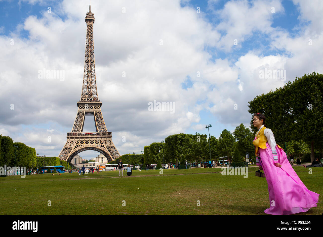 Couple avec asiatique traditionnel posant pour selfy en face de Tour Eiffel à Paris, France Banque D'Images