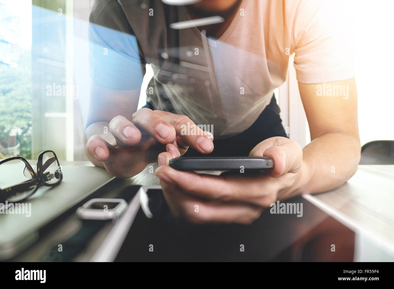 Concepteur de site web et smartphone tablette numérique de travail et la conception numérique schéma sur un bureau en bois comme concept Banque D'Images