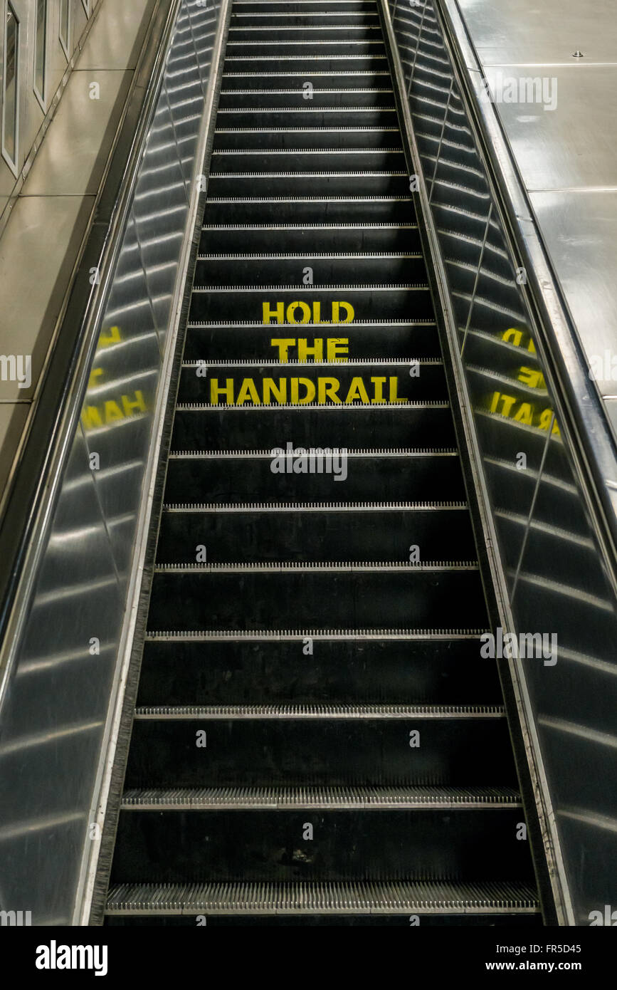 Londres, Royaume-Uni - 20 mars 2016 : Tenez la rampe avis sur un escalator dans le métro de Londres, la gare de Euston Banque D'Images