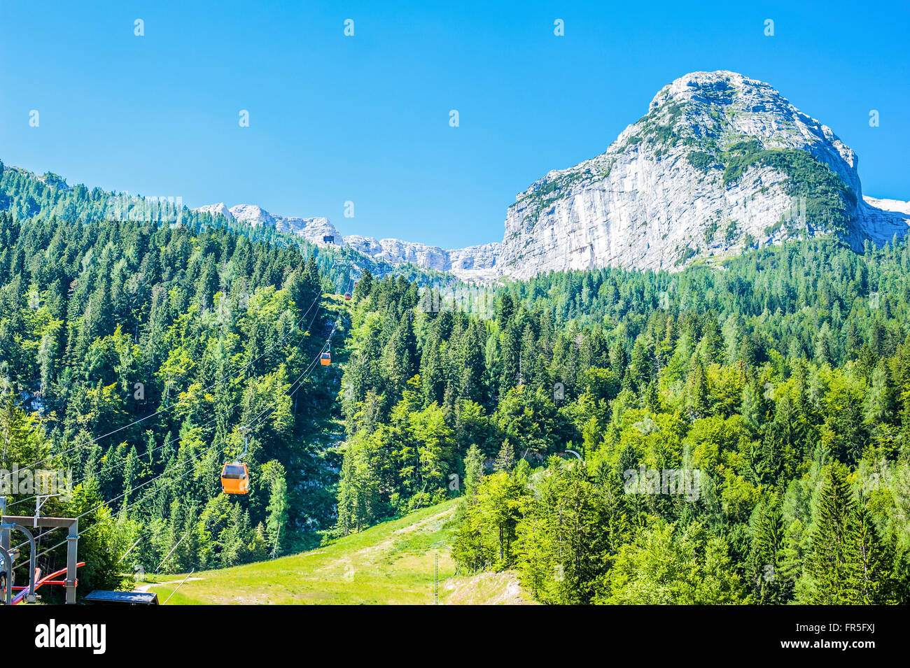 Sella Nevea, Udine, Italie - 10 juillet 2015 : paysage alpin avec cable car Banque D'Images