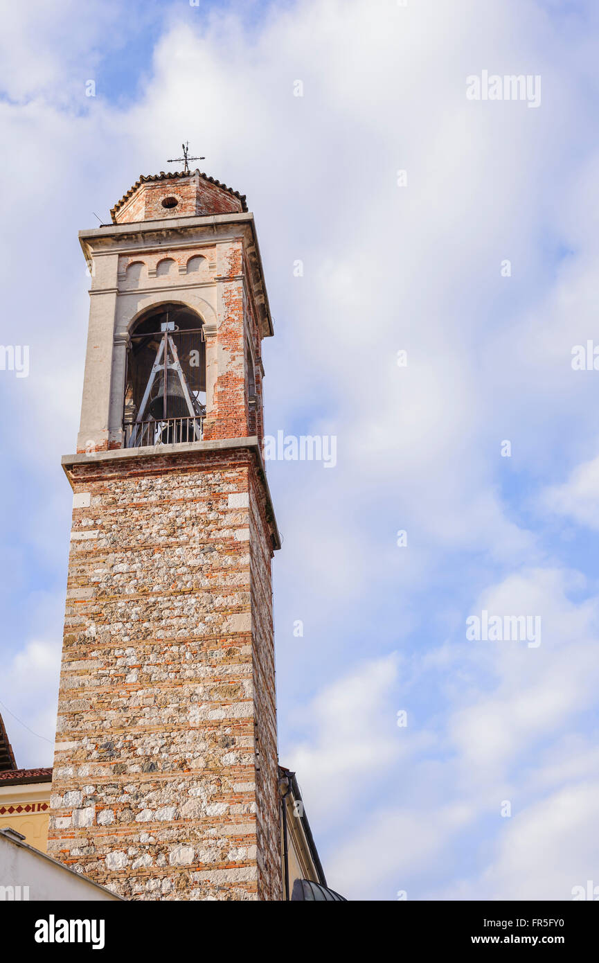 Clocher avec une cloche d'une église de campagne Banque D'Images