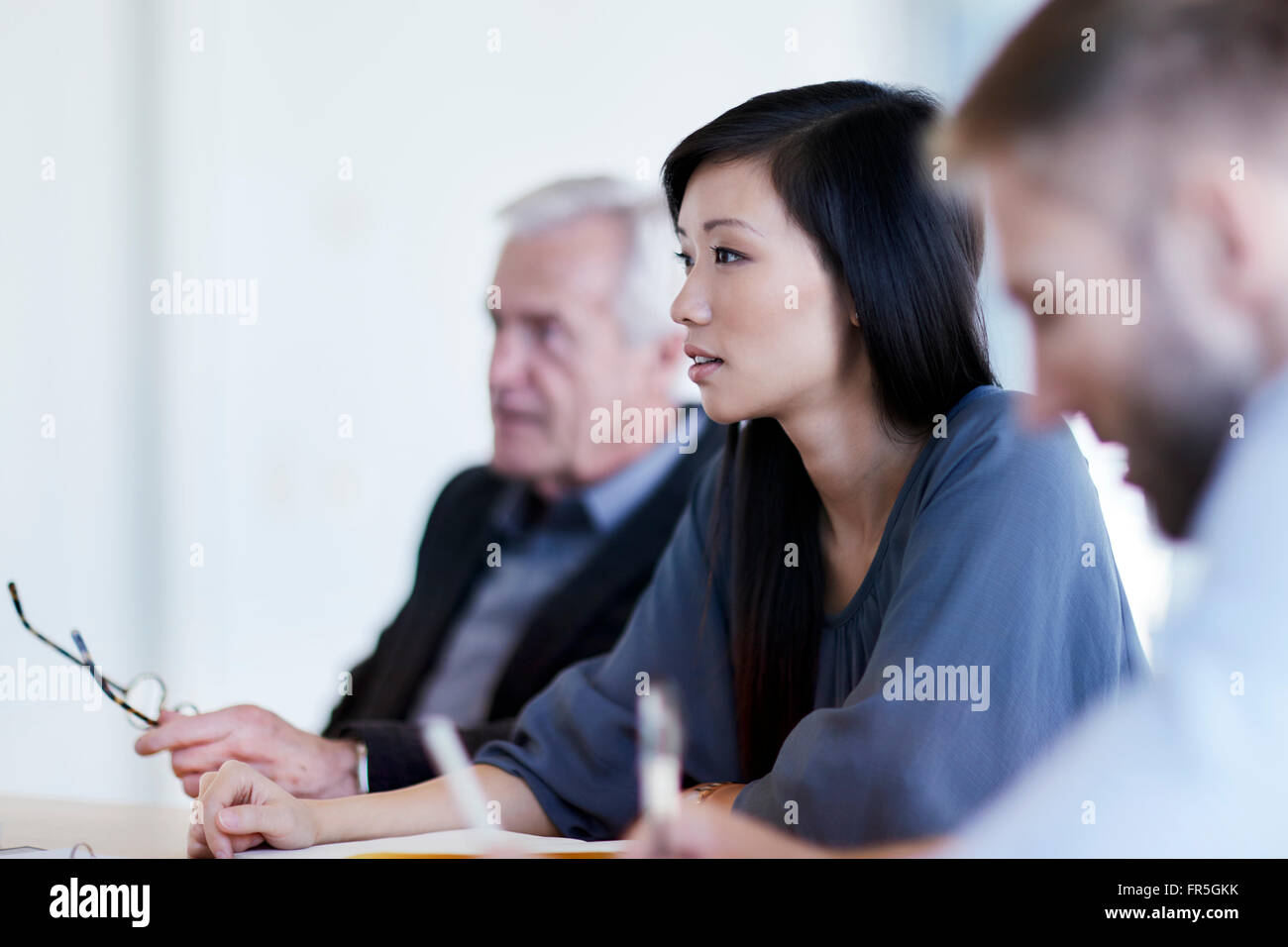 Businesswoman listening in meeting Banque D'Images