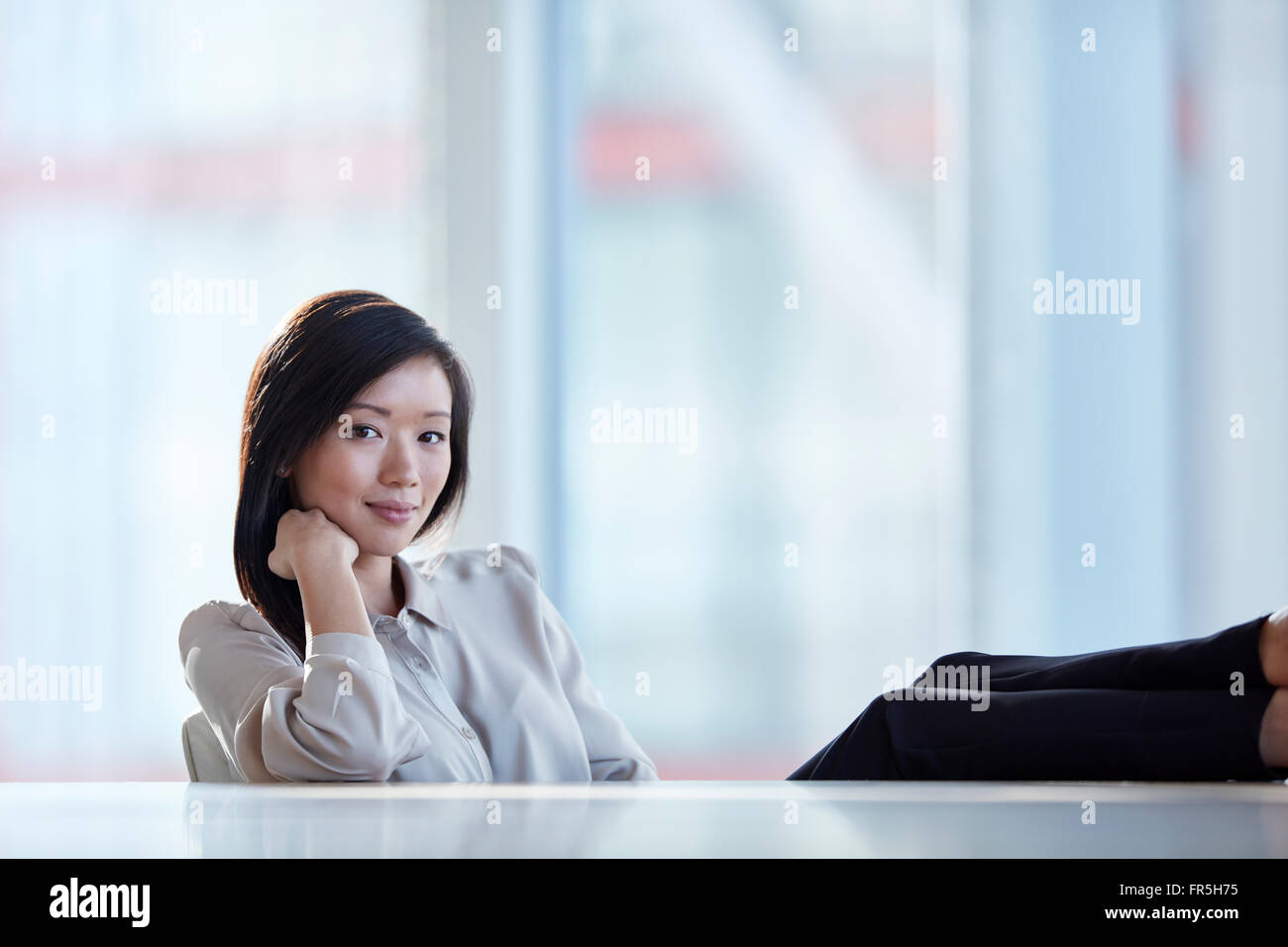 Confident businesswoman Portrait avec pieds Banque D'Images