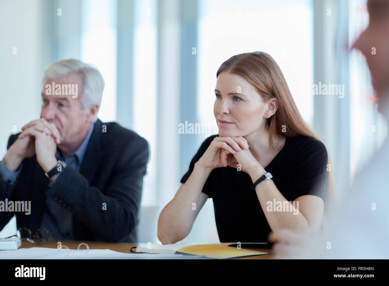 L'écoute attentive des gens d'affaires en réunion Banque D'Images