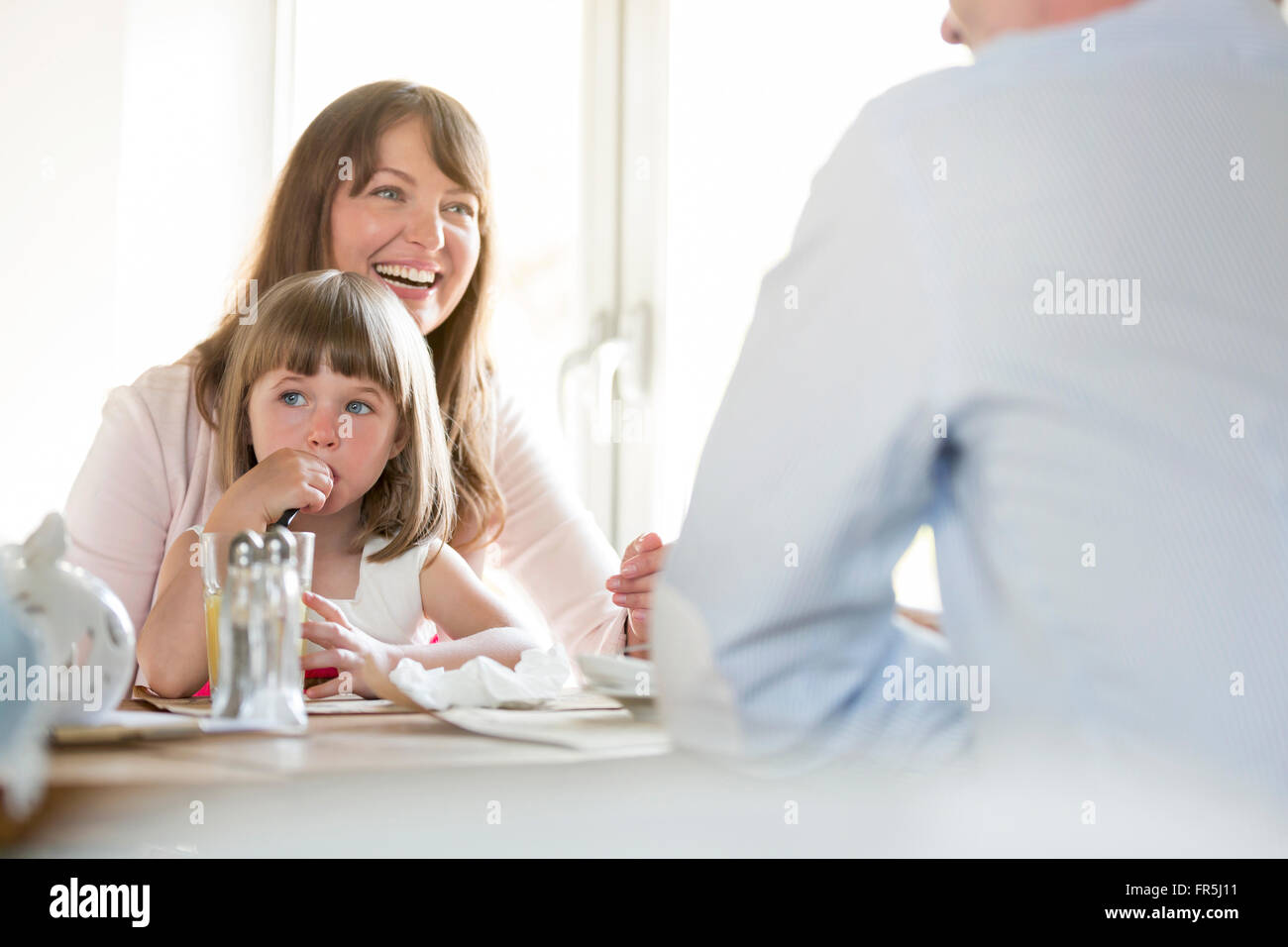 Famille à la cafe table Banque D'Images