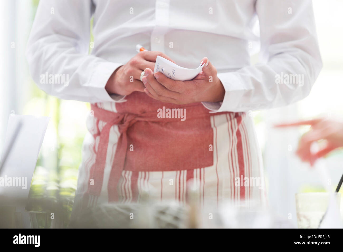 Waiter taking order in restaurant Banque D'Images
