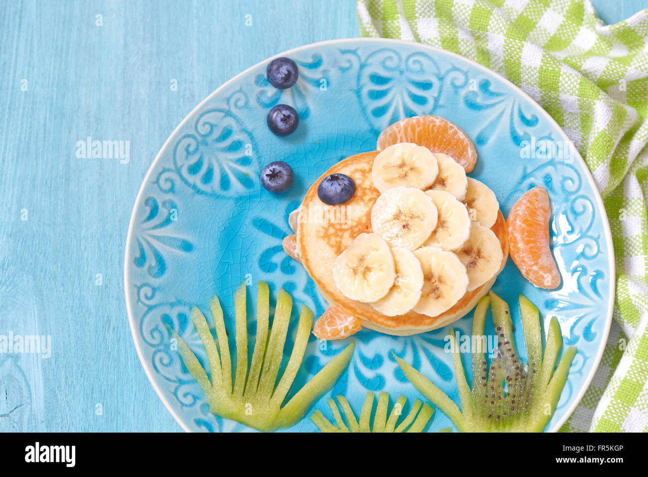 Funny pancake ressemble à un poisson avec la banane, kiwi et mandarine Banque D'Images