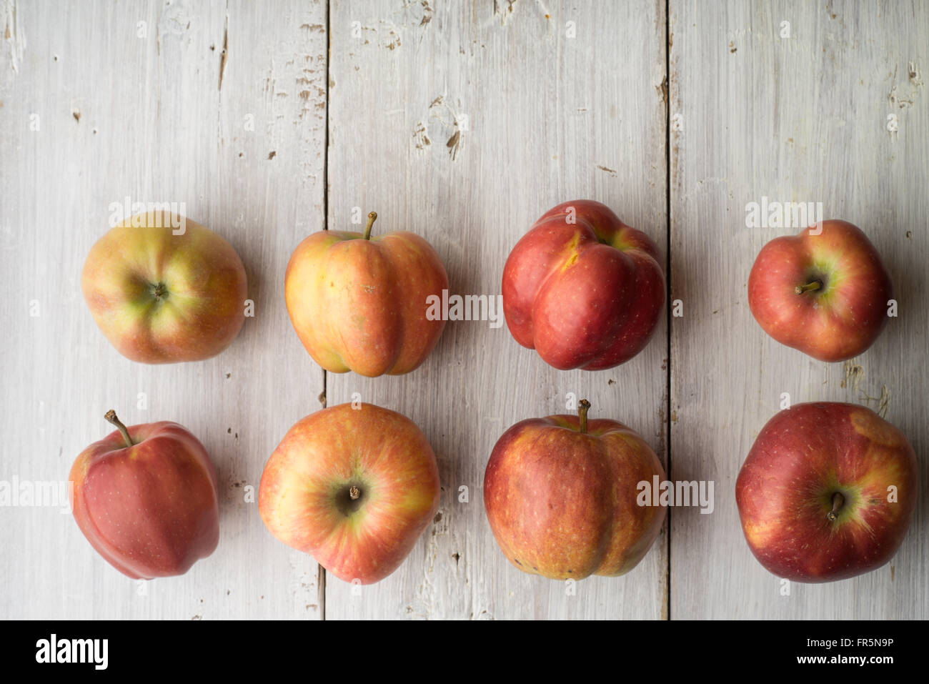 Des pommes sur une table horizontale, en bois blanc Banque D'Images