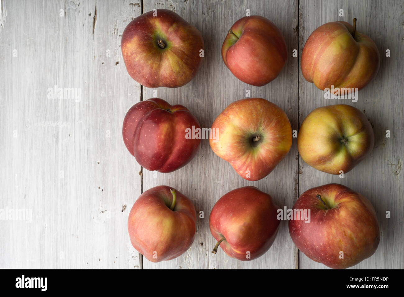 Des pommes rouges sur les tableaux blancs sur l'horizontal droite Banque D'Images