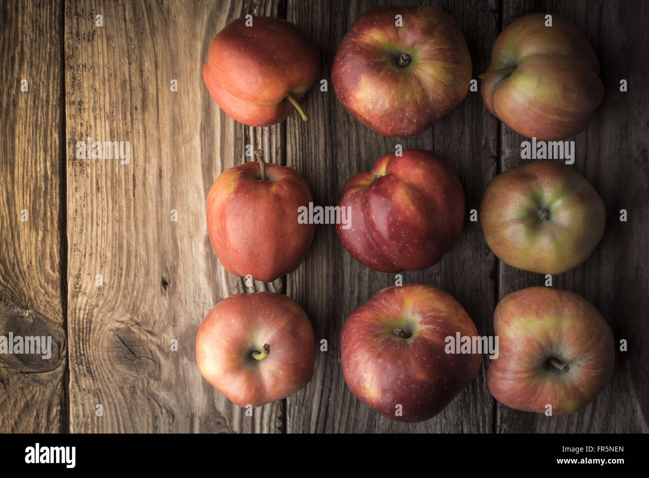 Pommes rouges d'été sur l'ancienne carte à l'horizontal droite Banque D'Images