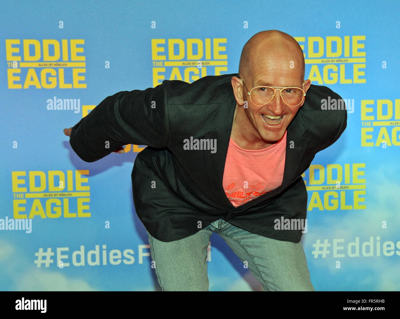Munich, Allemagne. Mar 20, 2016. Ancienne britannique 'The Eagle' Eddie Edwards pose comme il arrive pour une projection spéciale de "Eddie the Eagle' dans Munich, Allemagne, 20 mars 2016. Photo : Ursula Düren/dpa/Alamy Live News Banque D'Images Munich, Allemagne. Mar 20, 2016. Ancienne britannique 'The Eagle' Eddie Edwards pose comme il arrive pour une projection spéciale de "Eddie the Eagle' dans Munich, Allemagne, 20 mars 2016. Photo : Ursula Düren/dpa/Alamy Live News Banque D'Images