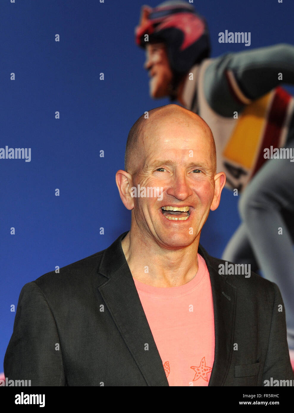 Munich, Allemagne. Mar 20, 2016. Ancienne britannique 'The Eagle' Eddie Edwards pose comme il arrive pour une projection spéciale de "Eddie the Eagle' dans Munich, Allemagne, 20 mars 2016. Photo : Ursula Düren/dpa/Alamy Live News Banque D'Images Munich, Allemagne. Mar 20, 2016. Ancienne britannique 'The Eagle' Eddie Edwards pose comme il arrive pour une projection spéciale de "Eddie the Eagle' dans Munich, Allemagne, 20 mars 2016. Photo : Ursula Düren/dpa/Alamy Live News Banque D'Images
