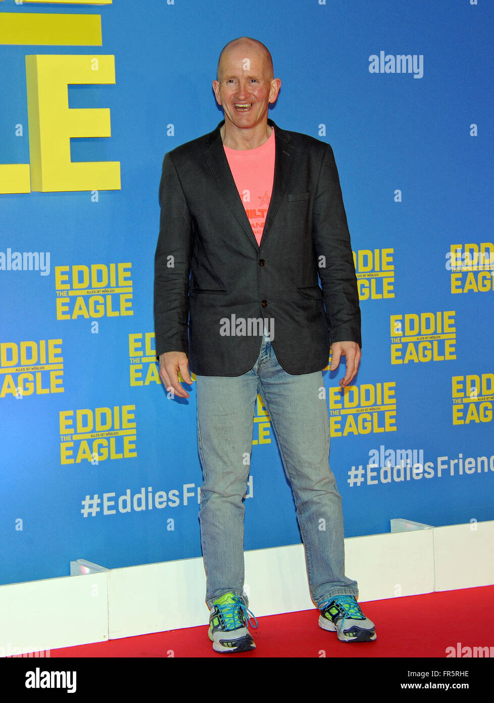 Munich, Allemagne. Mar 20, 2016. Ancienne britannique 'The Eagle' Eddie Edwards pose comme il arrive pour une projection spéciale de "Eddie the Eagle' dans Munich, Allemagne, 20 mars 2016. Photo : Ursula Düren/dpa/Alamy Live News Banque D'Images Munich, Allemagne. Mar 20, 2016. Ancienne britannique 'The Eagle' Eddie Edwards pose comme il arrive pour une projection spéciale de "Eddie the Eagle' dans Munich, Allemagne, 20 mars 2016. Photo : Ursula Düren/dpa/Alamy Live News Banque D'Images