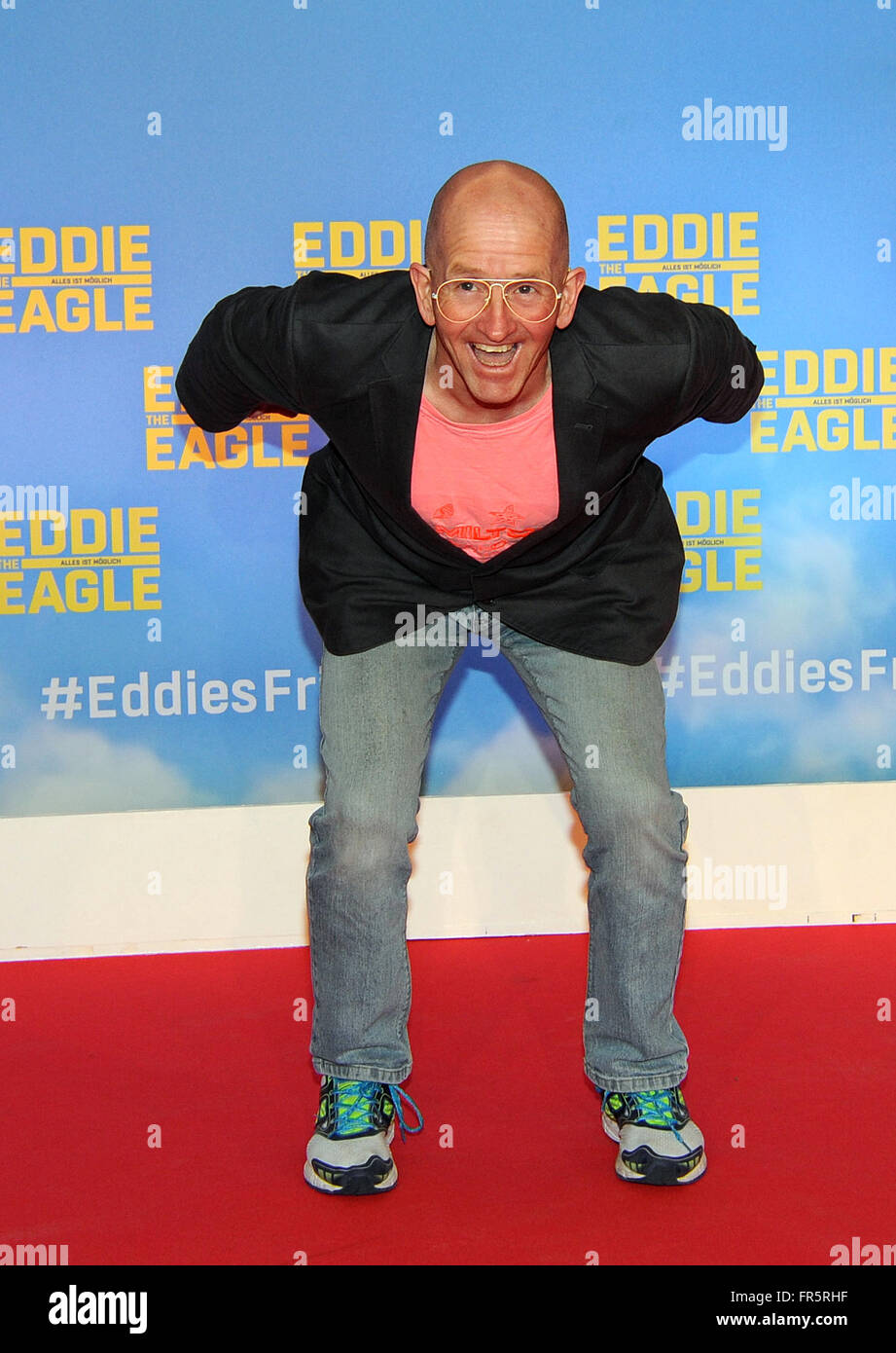 Munich, Allemagne. Mar 20, 2016. Ancienne britannique 'The Eagle' Eddie Edwards pose comme il arrive pour une projection spéciale de "Eddie the Eagle' dans Munich, Allemagne, 20 mars 2016. Photo : Ursula Düren/dpa/Alamy Live News Banque D'Images Munich, Allemagne. Mar 20, 2016. Ancienne britannique 'The Eagle' Eddie Edwards pose comme il arrive pour une projection spéciale de "Eddie the Eagle' dans Munich, Allemagne, 20 mars 2016. Photo : Ursula Düren/dpa/Alamy Live News Banque D'Images
