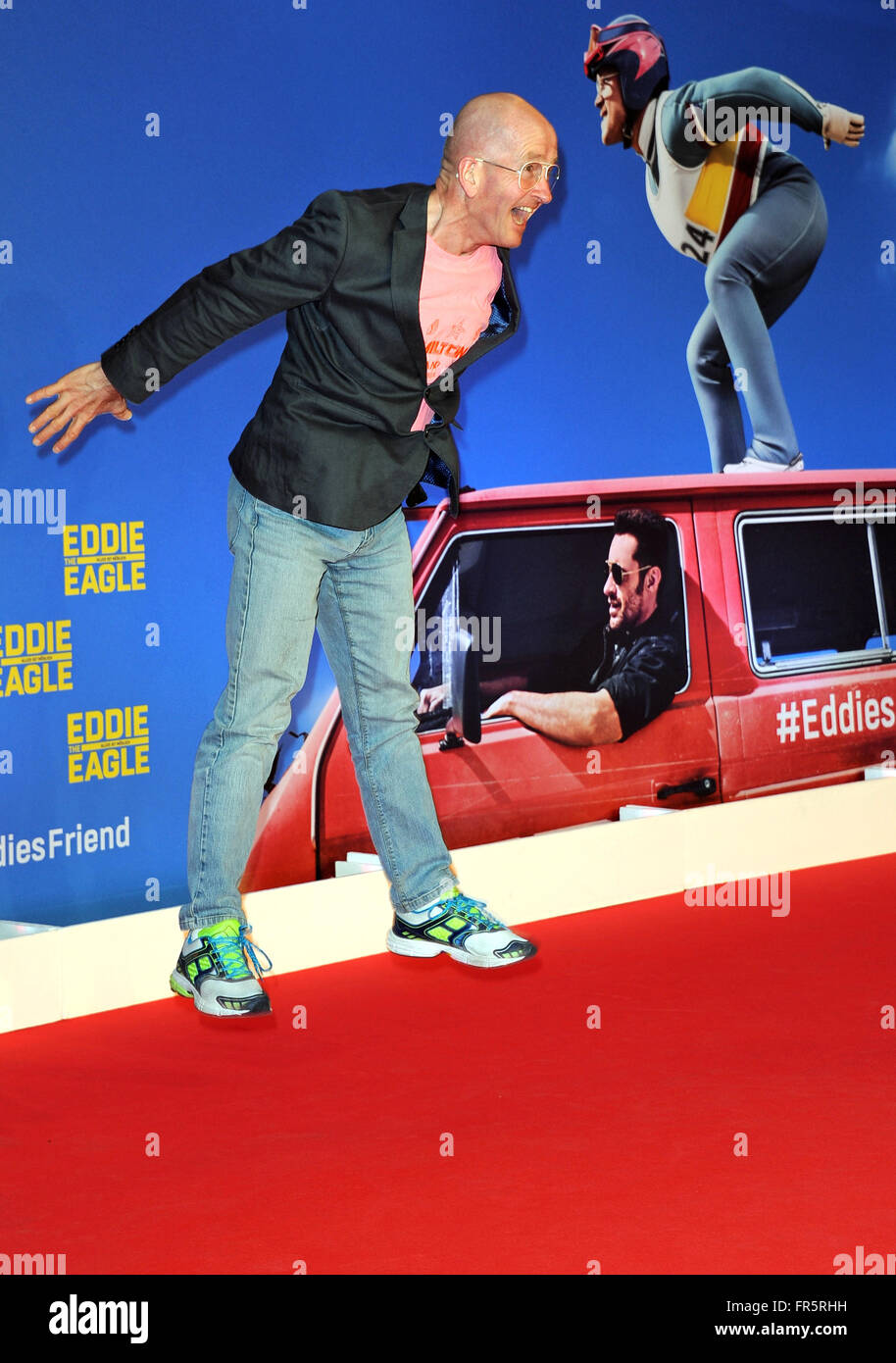 Munich, Allemagne. Mar 20, 2016. Ancienne britannique 'The Eagle' Eddie Edwards pose comme il arrive pour une projection spéciale de "Eddie the Eagle' dans Munich, Allemagne, 20 mars 2016. Photo : Ursula Düren/dpa/Alamy Live News Banque D'Images Munich, Allemagne. Mar 20, 2016. Ancienne britannique 'The Eagle' Eddie Edwards pose comme il arrive pour une projection spéciale de "Eddie the Eagle' dans Munich, Allemagne, 20 mars 2016. Photo : Ursula Düren/dpa/Alamy Live News Banque D'Images