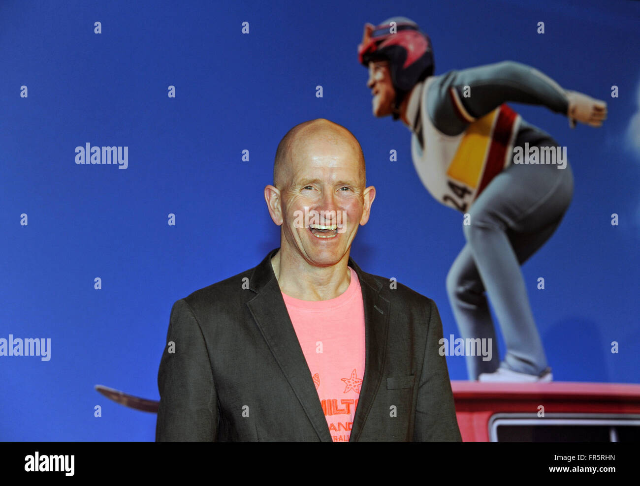 Munich, Allemagne. Mar 20, 2016. Ancienne britannique 'The Eagle' Eddie Edwards pose comme il arrive pour une projection spéciale de "Eddie the Eagle' dans Munich, Allemagne, 20 mars 2016. Photo : Ursula Düren/dpa/Alamy Live News Banque D'Images Munich, Allemagne. Mar 20, 2016. Ancienne britannique 'The Eagle' Eddie Edwards pose comme il arrive pour une projection spéciale de "Eddie the Eagle' dans Munich, Allemagne, 20 mars 2016. Photo : Ursula Düren/dpa/Alamy Live News Banque D'Images