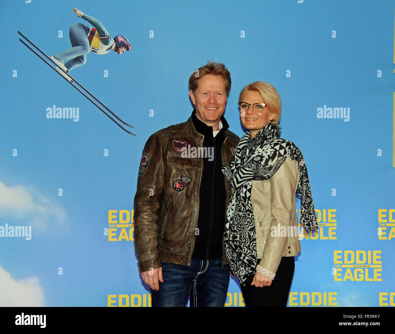 Munich, Allemagne. Mar 20, 2016. Ancienne Dieter Thoma et son partenaire Mandana Daub arrivent pour une projection spéciale de "Eddie the Eagle' dans Munich, Allemagne, 20 mars 2016. Photo : Ursula Dueren/dpa/Alamy Live News Banque D'Images Munich, Allemagne. Mar 20, 2016. Ancienne Dieter Thoma et son partenaire Mandana Daub arrivent pour une projection spéciale de "Eddie the Eagle' dans Munich, Allemagne, 20 mars 2016. Photo : Ursula Dueren/dpa/Alamy Live News Banque D'Images