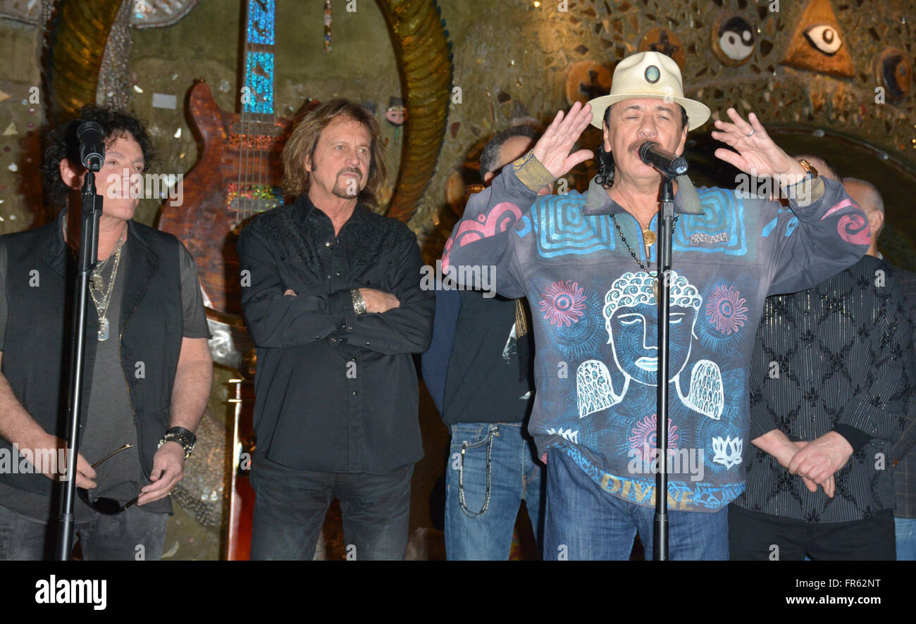 Las Vegas, Nevada, USA. Mar 21, 2016. Musiciens (L-R) Neal Schon, Greg Rolie, Carlos Santana, Michael Carabello et Michael Shrieve, membres originaux de Santana assister à une conférence de presse à la Maison du Blues avant leur réunion à la performance historique le 21 mars 2016 au Mandalay Bay Hotel & Casino à Las Vegas, Nevada. Crédit : Marcel Thomas/ZUMA/Alamy Fil Live News Banque D'Images