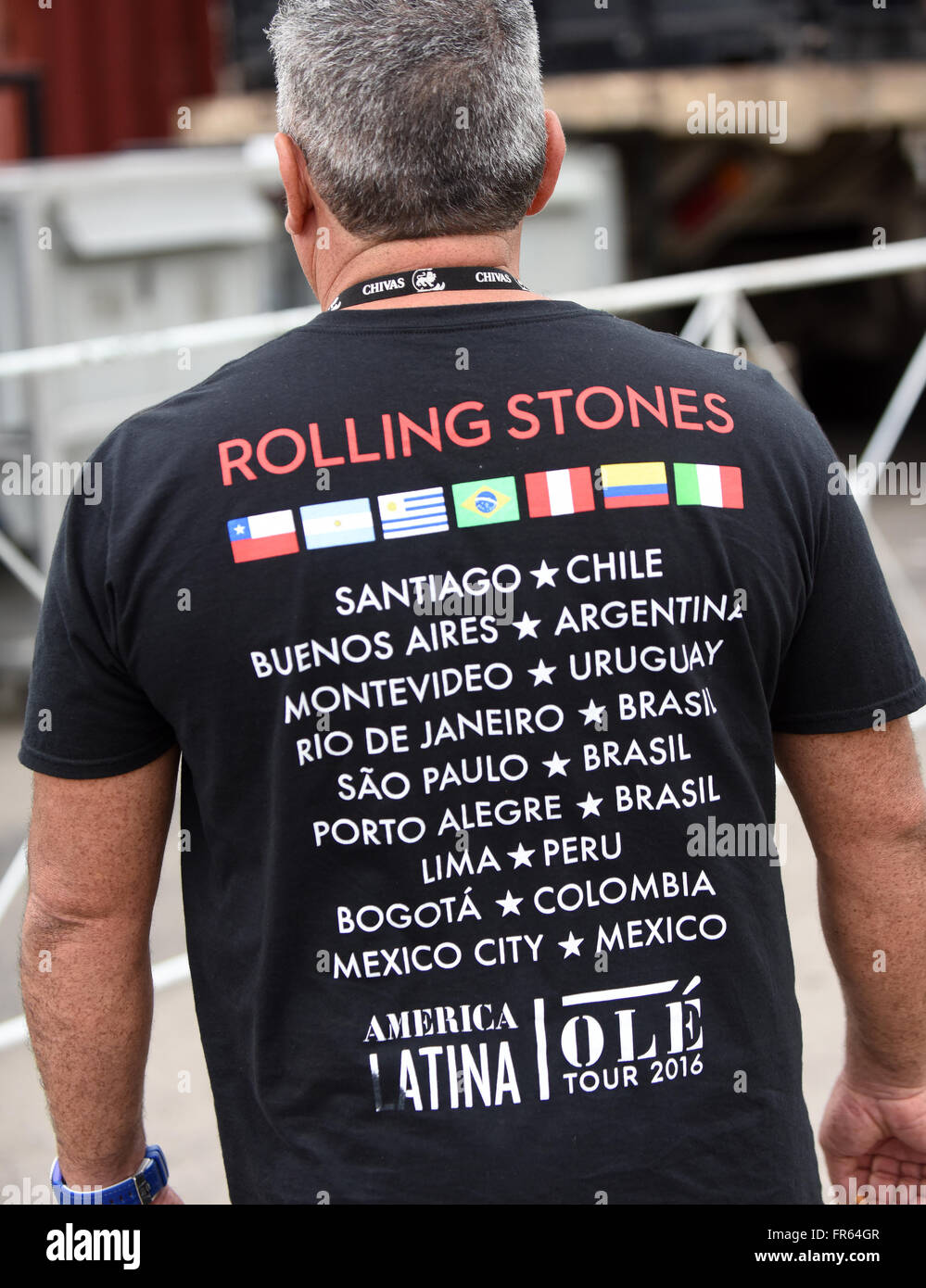 La Havane, Cuba. 21 mars, 2016. Un homme travaillant à préparer pour le prochain concert des Rolling Stones à la Ciudad Deportiva de La Havane, Cuba pose à la salle de concert avec un Rolling Stones tour t-shirt. Une foule d'environ 500 000 $ est prévu pour l'événement gratuit qui est prévue pour le 25 mars 2016, après avoir été reportée du 20 mars 2016 en raison de l'arrivée à La Havane du président américain Barack Obama à cette date. La bande expédiés 61 conteneurs d'environ 500 tonnes de matériel à Cuba afin de rendre le concert sans précédent possible. Crédit : Paul Hennessy/Alamy Live News Banque D'Images