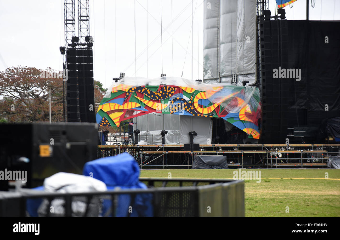 La Havane, Cuba. 21 mars, 2016. Bâches en plastique est vu couvrant certaines parties des l'étape qui a été assemblé à la Ciudad Deportiva de La Havane, Cuba pour le prochain concert des Rolling Stones. Une foule d'environ 500 000 $ est prévu pour l'événement gratuit qui est prévue pour le 25 mars 2016, après avoir été reportée du 20 mars 2016 en raison de l'arrivée à La Havane du président américain Barack Obama à cette date. La bande expédiés 61 conteneurs d'environ 500 tonnes de matériel à Cuba afin de rendre le concert sans précédent possible. Crédit : Paul Hennessy/Alamy Live News Banque D'Images