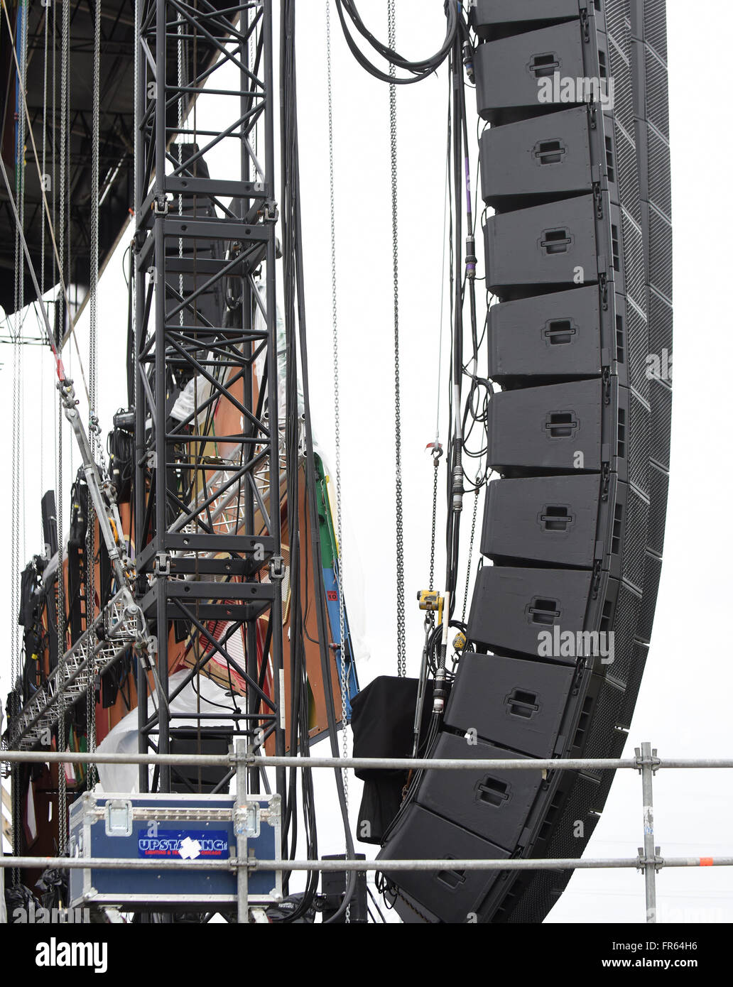 La Havane, Cuba. 21 mars, 2016. Orateurs accrocher au-dessus de la scène qui a été assemblé à la Ciudad Deportiva de La Havane (Cuba) en préparation pour la prochaine concert des Rolling Stones. Une foule d'environ 500 000 $ est prévu pour l'événement gratuit qui est prévue pour le 25 mars 2016, après avoir été reportée du 20 mars 2016 en raison de l'arrivée à La Havane du président américain Barack Obama à cette date. La bande expédiés 61 conteneurs d'environ 500 tonnes de matériel à Cuba afin de rendre le concert sans précédent possible. Crédit : Paul Hennessy/Alamy Live News Banque D'Images