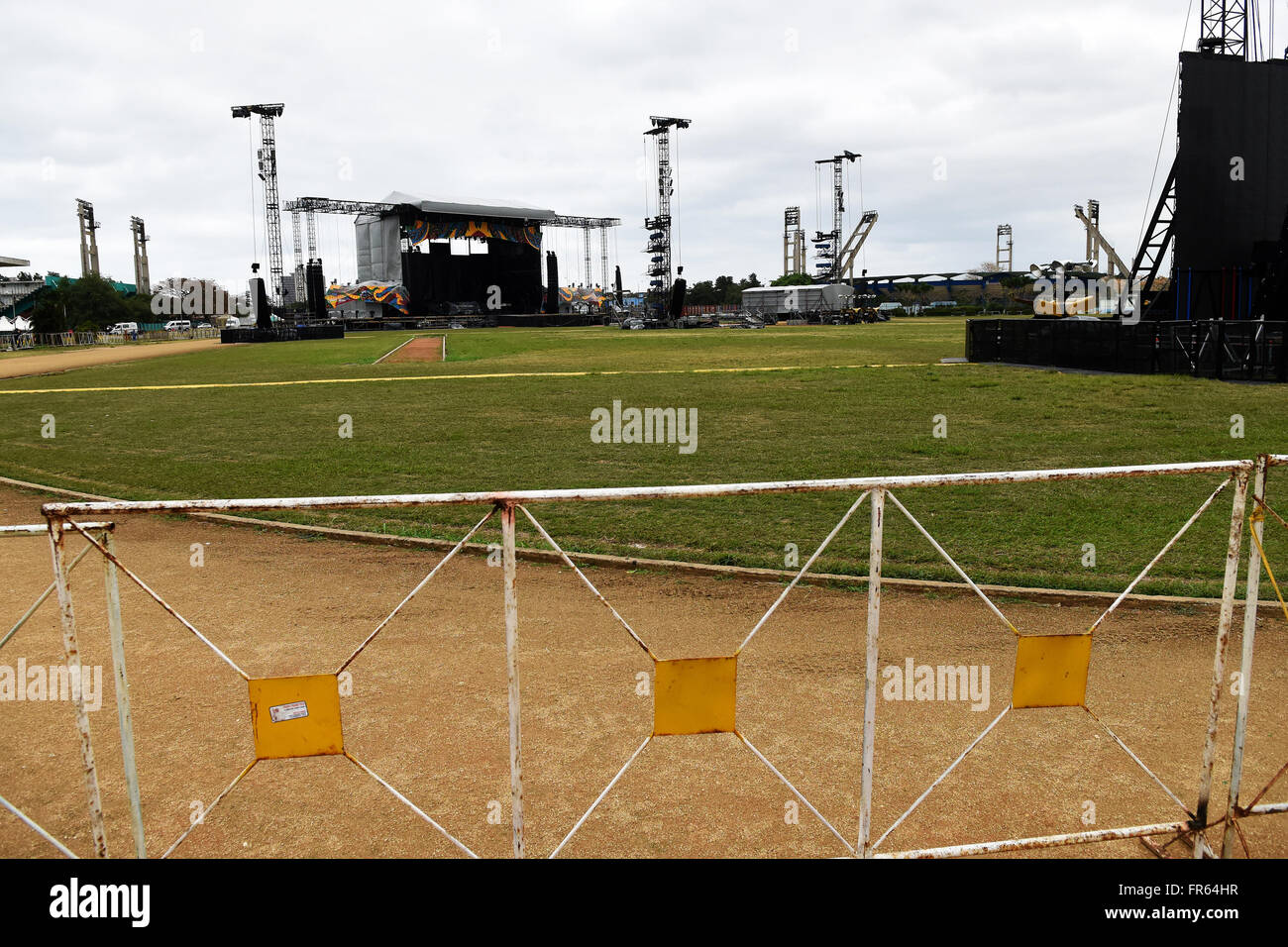 La Havane, Cuba. 21 mars, 2016. Une clôture métallique blanc rouillé entoure le terrain de la Ciudad Deportiva de La Havane, Cuba où une scène et spectacle son et lumière des tours ont été installés pour le prochain concert des Rolling Stones. Une foule d'environ 500 000 $ est prévu pour l'événement gratuit qui est prévue pour le 25 mars 2016, après avoir été reportée du 20 mars 2016 en raison de l'arrivée à La Havane du président américain Barack Obama à cette date. La bande expédiés 61 conteneurs d'environ 500 tonnes de matériel à Cuba afin de rendre le concert sans précédent possible. Crédit : Paul Hennessy/Alamy Live N Banque D'Images
