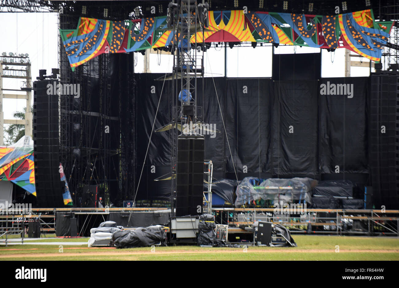 La Havane, Cuba. 21 mars, 2016. Des panneaux colorés sont vus autour de la scène qui a été assemblé à la Ciudad Deportiva de La Havane (Cuba) en préparation pour la prochaine concert des Rolling Stones. Une foule d'environ 500 000 $ est prévu pour l'événement gratuit qui est prévue pour le 25 mars 2016, après avoir été reportée du 20 mars 2016 en raison de l'arrivée à La Havane du président américain Barack Obama à cette date. La bande expédiés 61 conteneurs d'environ 500 tonnes de matériel à Cuba afin de rendre le concert sans précédent possible. Crédit : Paul Hennessy/Alamy Live News Banque D'Images