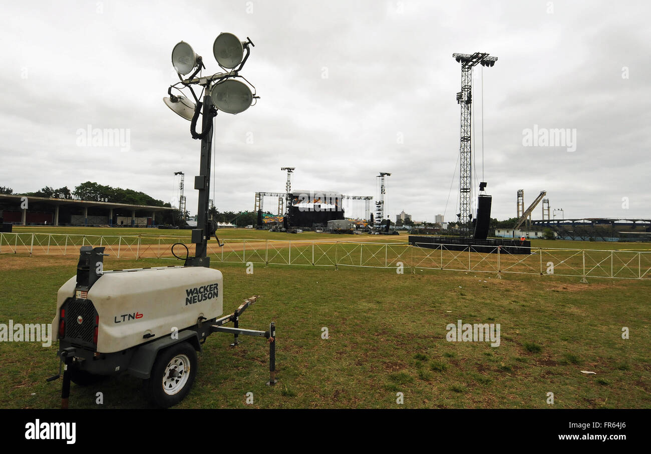 La Havane, Cuba. 21 mars, 2016. Les feux à générateur sont vus à l'extérieur de la clôture à la Ciudad Deportiva de La Havane, Cuba, où une scène a été assemblée en prévision du prochain concert des Rolling Stones. Une foule d'environ 500 000 $ est prévu pour l'événement gratuit qui est prévue pour le 25 mars 2016, après avoir été reportée du 20 mars 2016 en raison de l'arrivée à La Havane du président américain Barack Obama à cette date. La bande expédiés 61 conteneurs d'environ 500 tonnes de matériel à Cuba afin de rendre le concert sans précédent possible. Crédit : Paul Hennessy/Alamy Live News Banque D'Images