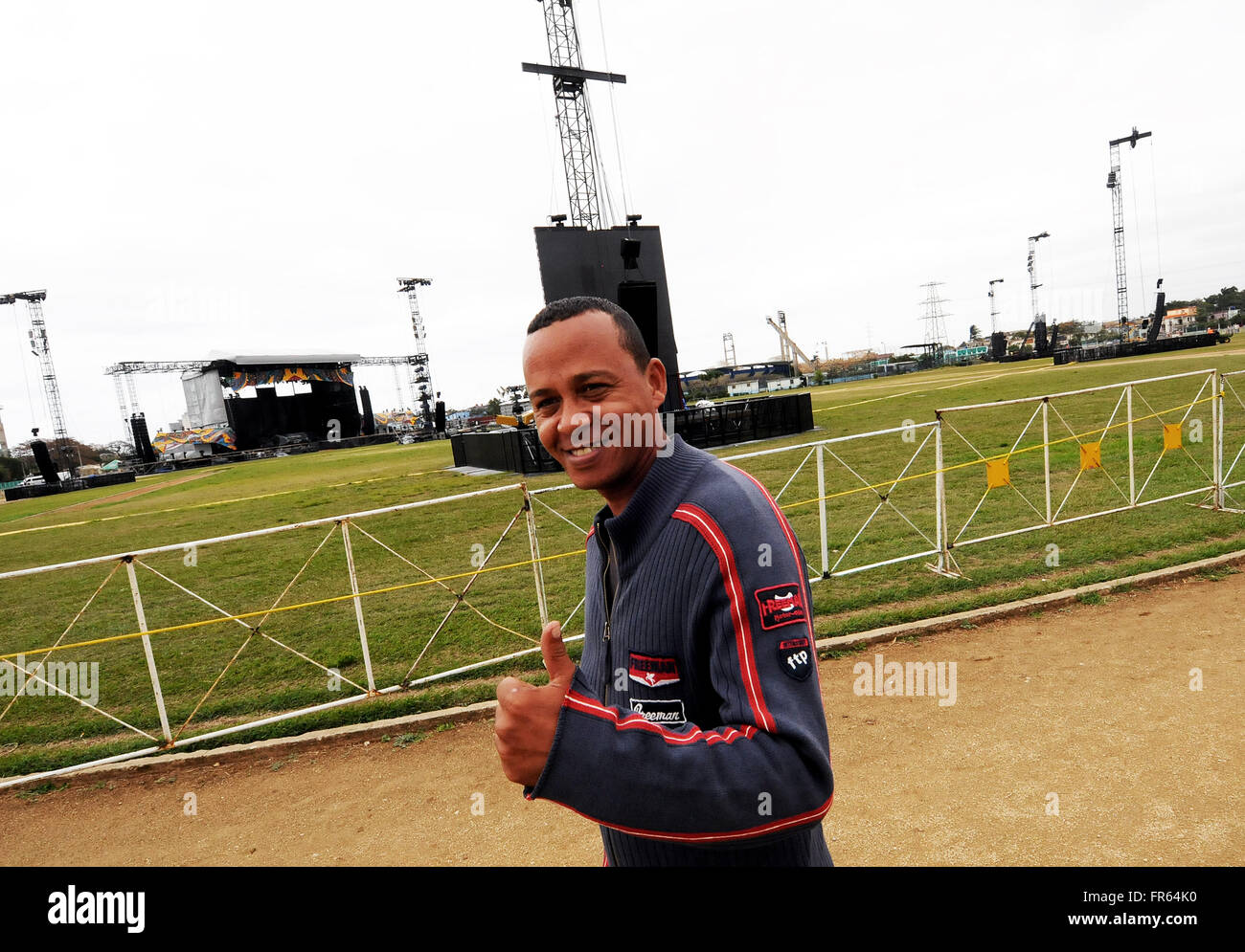 La Havane, Cuba. 21 mars, 2016. Un fan des Rolling Stones dont la chanson préférée par le groupe rock donne une satisfaction est Thumbs up at la Ciudad Deportiva de La Havane, Cuba, le site de l'affiche à venir concert des Rolling Stones. Une foule d'environ 500 000 $ est prévu pour l'événement gratuit qui est prévue pour le 25 mars 2016, après avoir été reportée du 20 mars 2016 en raison de l'arrivée à La Havane du président américain Barack Obama à cette date. La bande expédiés 61 conteneurs d'environ 500 tonnes de matériel à Cuba afin de rendre le concert sans précédent possible. Crédit : Paul Hennessy/Alamy Live News Banque D'Images