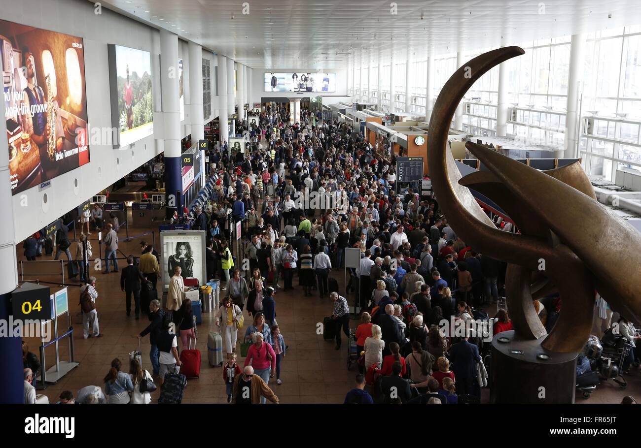 PIC DE FICHIER : Bruxelles, Belgique prise le 27 mai 2015 montre le hall de départ de l'aéroport international de Bruxelles à Bruxelles, Belgique. Des explosions ont été entendues à l'aéroport de Zaventem à Bruxelles peu avant 8 heures du matin le 22 mars 2016, heure locale, où plusieurs personnes ont été blessées, la RTBF a cité des témoins que l'établissement de rapports. © Ye Pingfan/Xinhua/Alamy Live News Banque D'Images