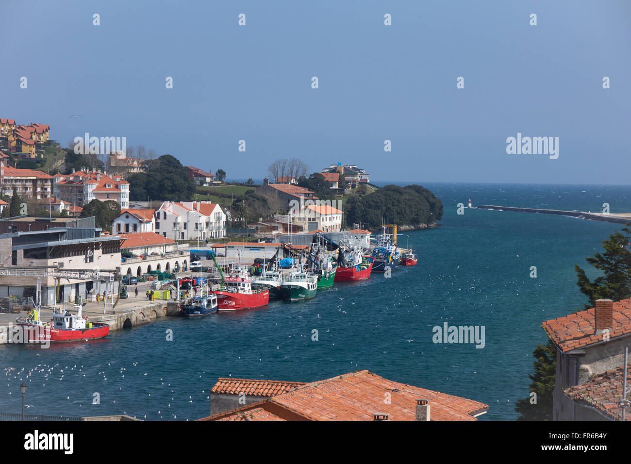 Vue de port de pêche à San Vicente de la Barquera, le nord de l'Espagne Banque D'Images