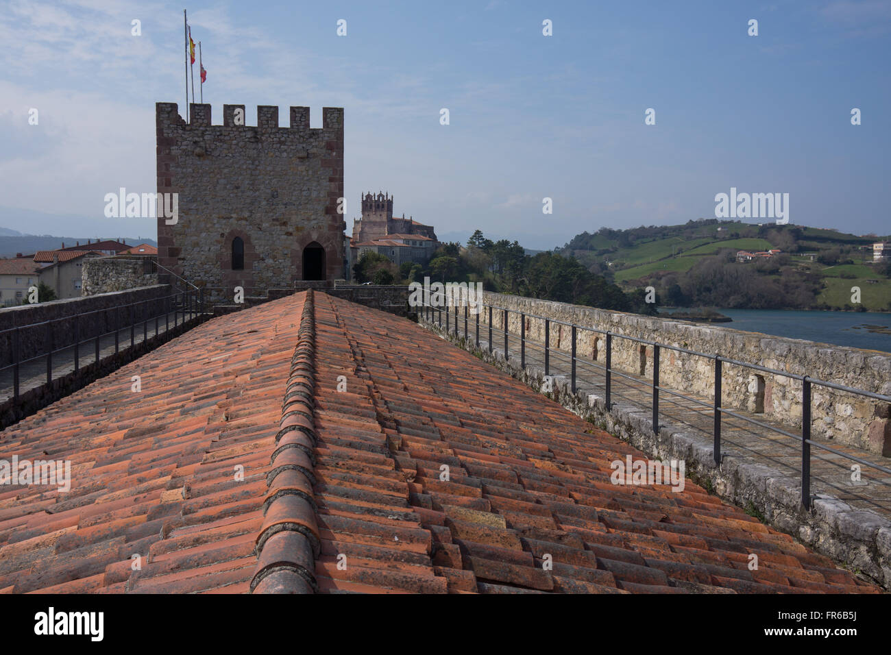 Castillo del Rey avec l'Eglise de Santa María de los Ángeles en arrière-plan en San Vicente de la Barquera, le nord de l'Espagne Banque D'Images