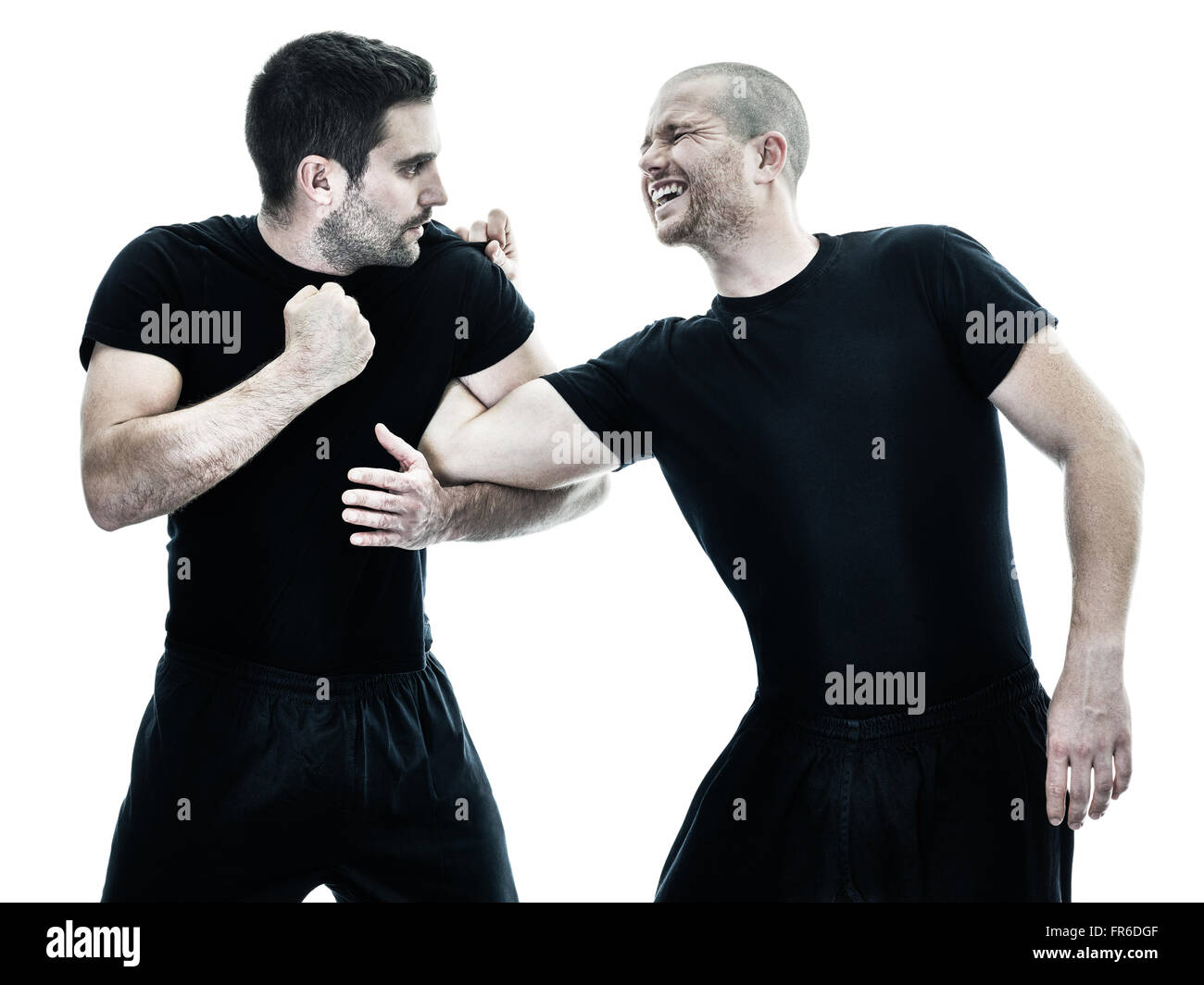 Deux hommes de race blanche le Krav maga lutte contre les combattants silhouette isolé sur fond blanc Banque D'Images