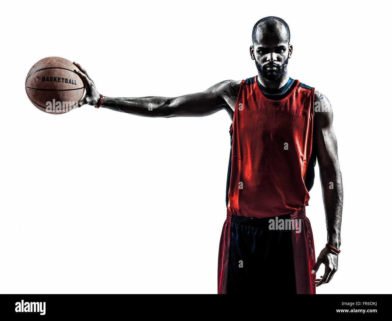 Un homme d'Afrique de basket-ball ball holding en silhouette isolé sur fond blanc Banque D'Images