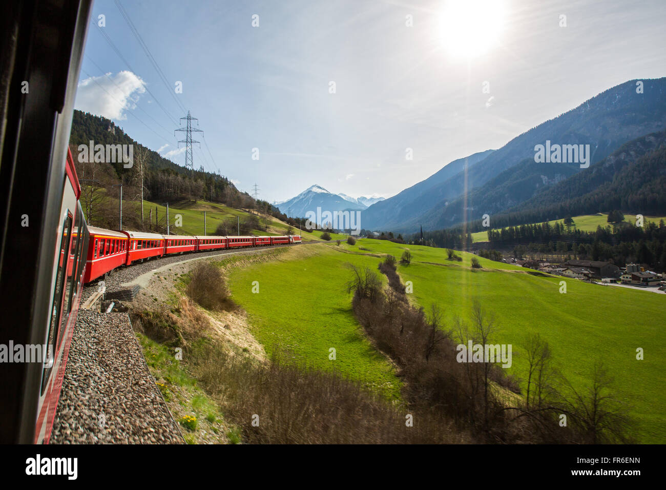 Bernina Express passe la prairie Banque D'Images