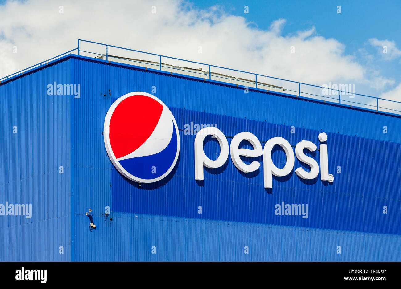 Logotype de la société Pepsi contre le ciel bleu Banque D'Images