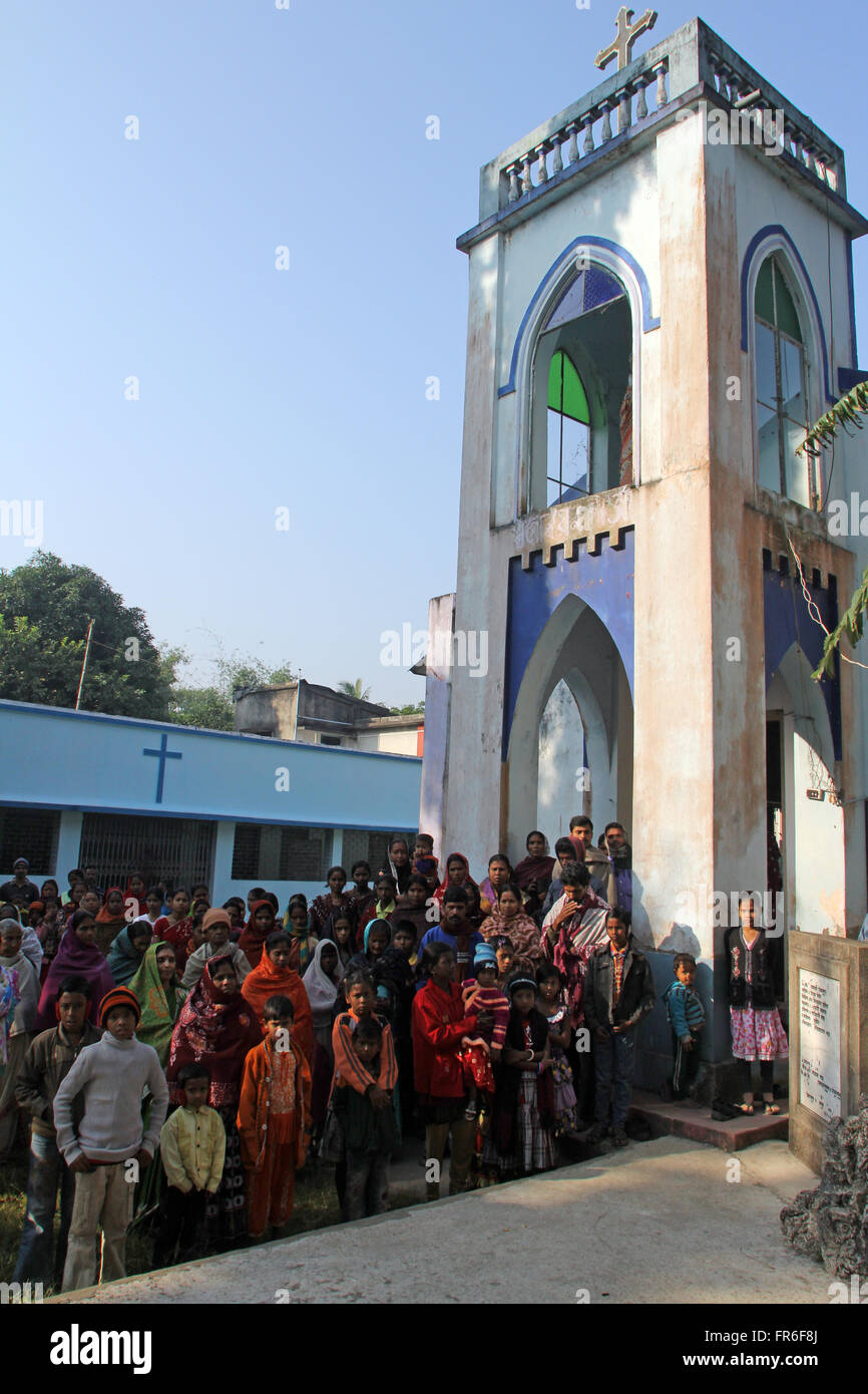La prière en face de Notre Dame de Lourdes église dans Baidyapur, Bengale occidental, Inde le 02 décembre 2012. Banque D'Images