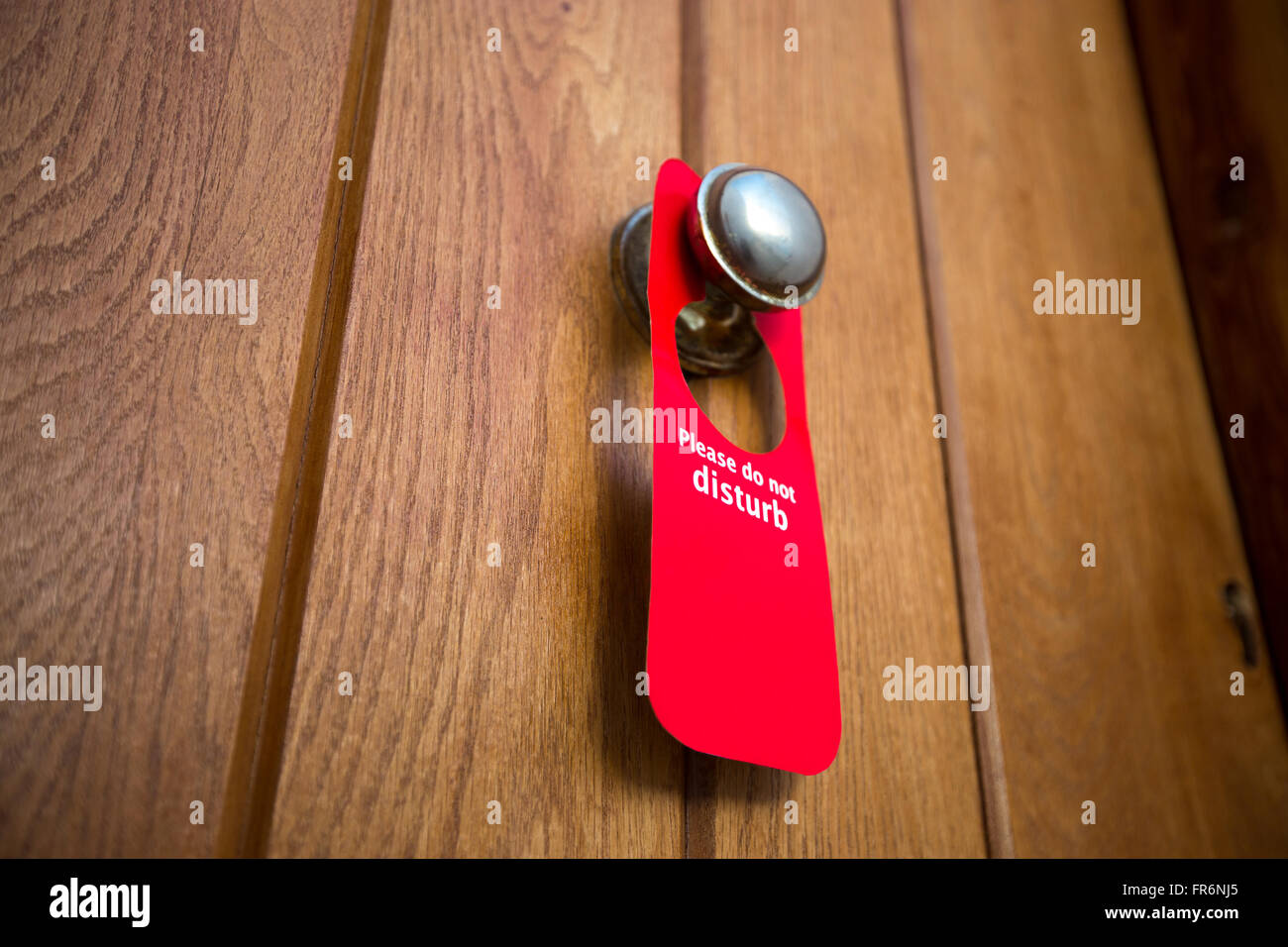 Ne pas déranger signe sur la porte de l'hôtel en bois, Close up Banque D'Images