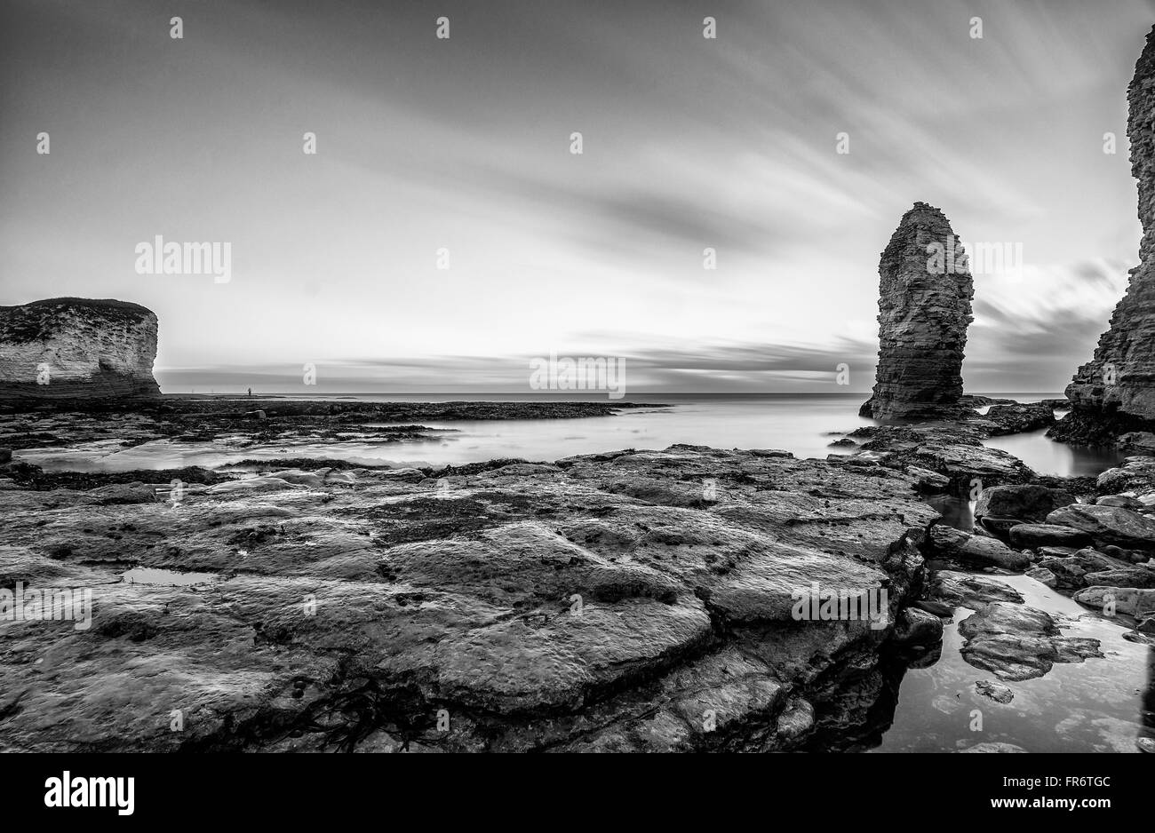 La cheminée d'un craie Flamborough Beach, East Yorkshire. Banque D'Images