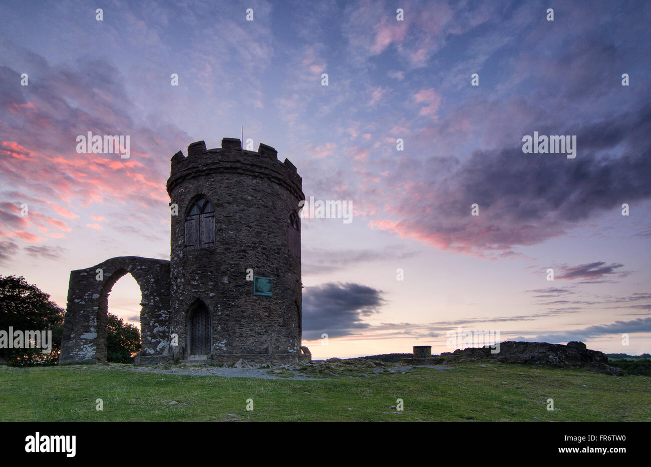 Coucher de soleil derrière le vieux John à Bradgate Park, Leicestershire. Banque D'Images
