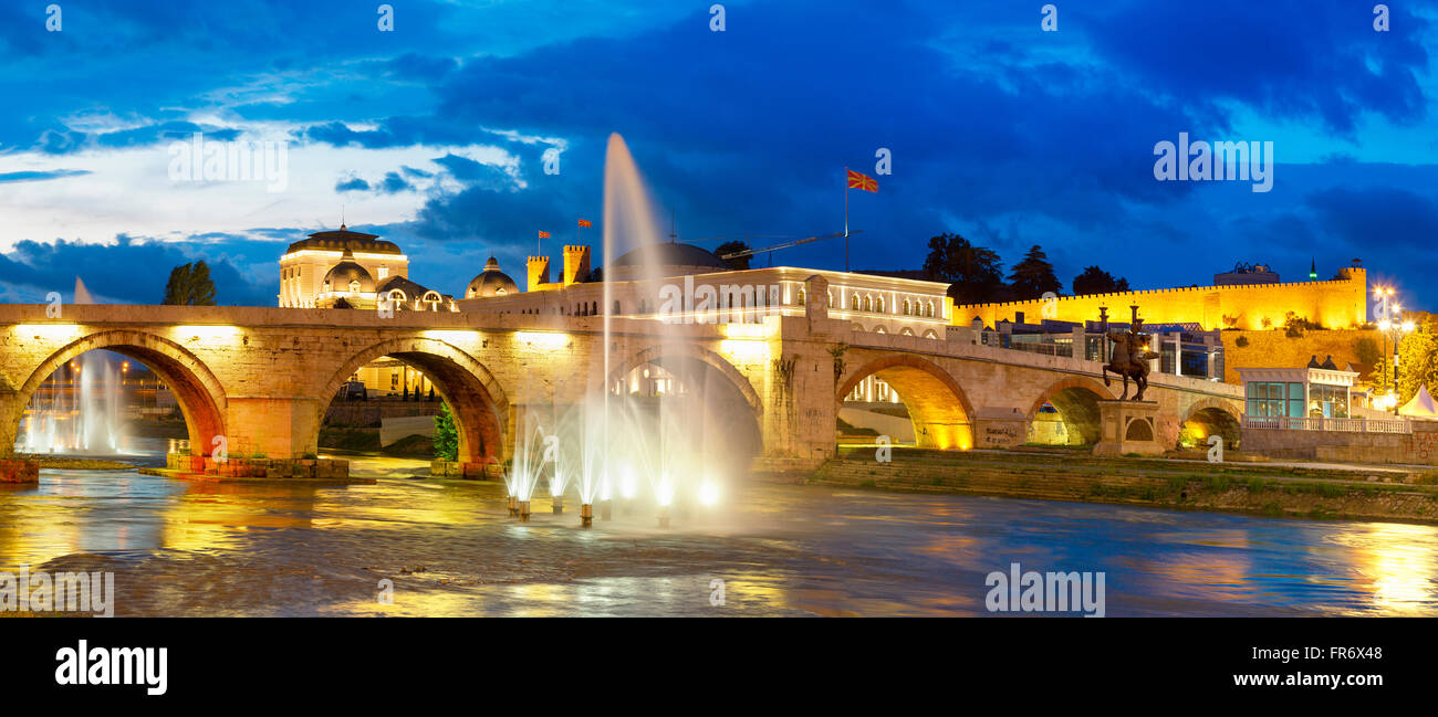 République de Macédoine, Skopje, le pont de pierre sur la rivière Vardar Banque D'Images