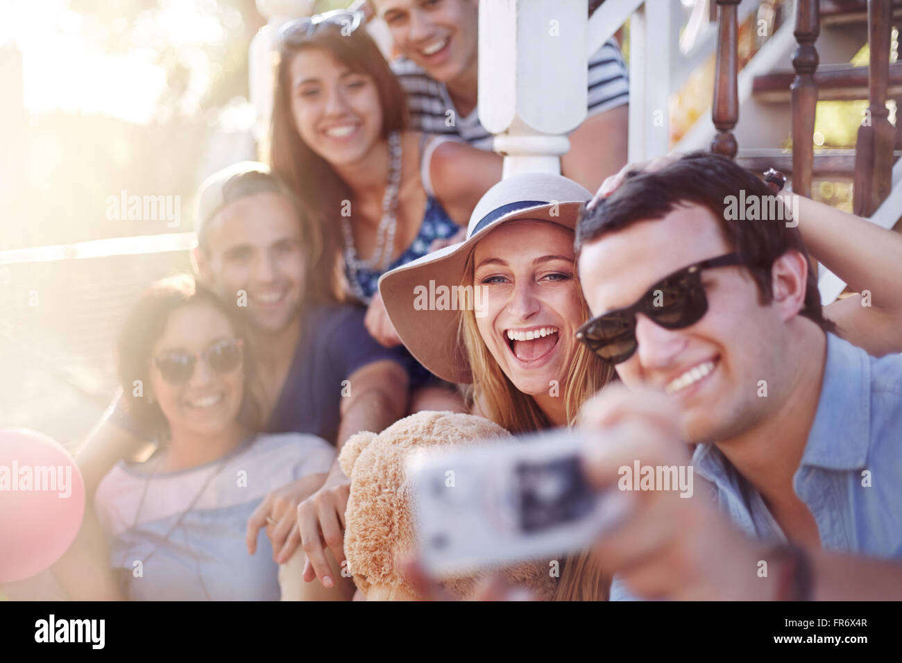 Les amis de prendre l'extérieur selfies Banque D'Images