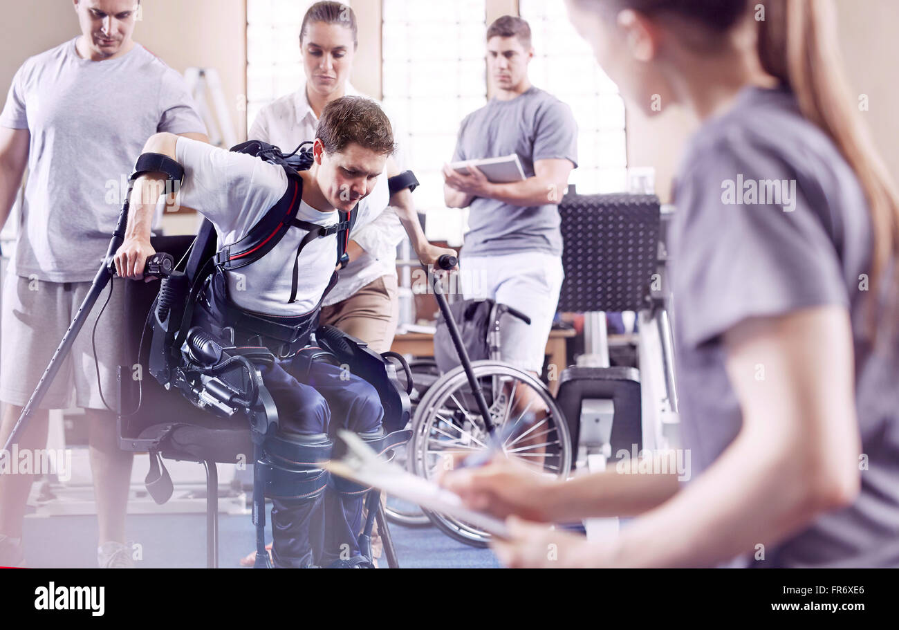 L'homme avec l'avant bras béquilles en physiothérapie Banque D'Images