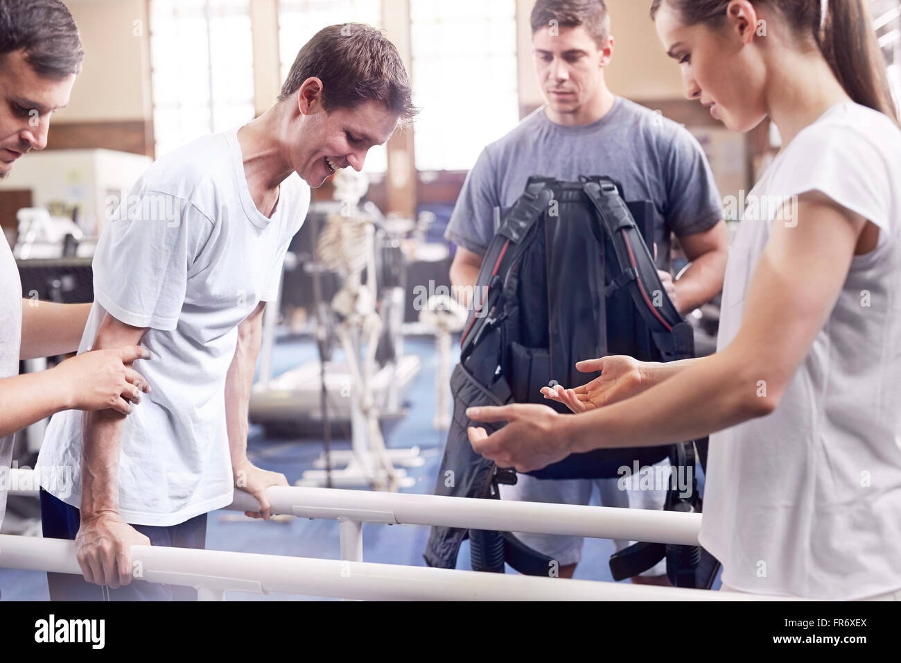 Les thérapeutes physiques man walking Banque D'Images