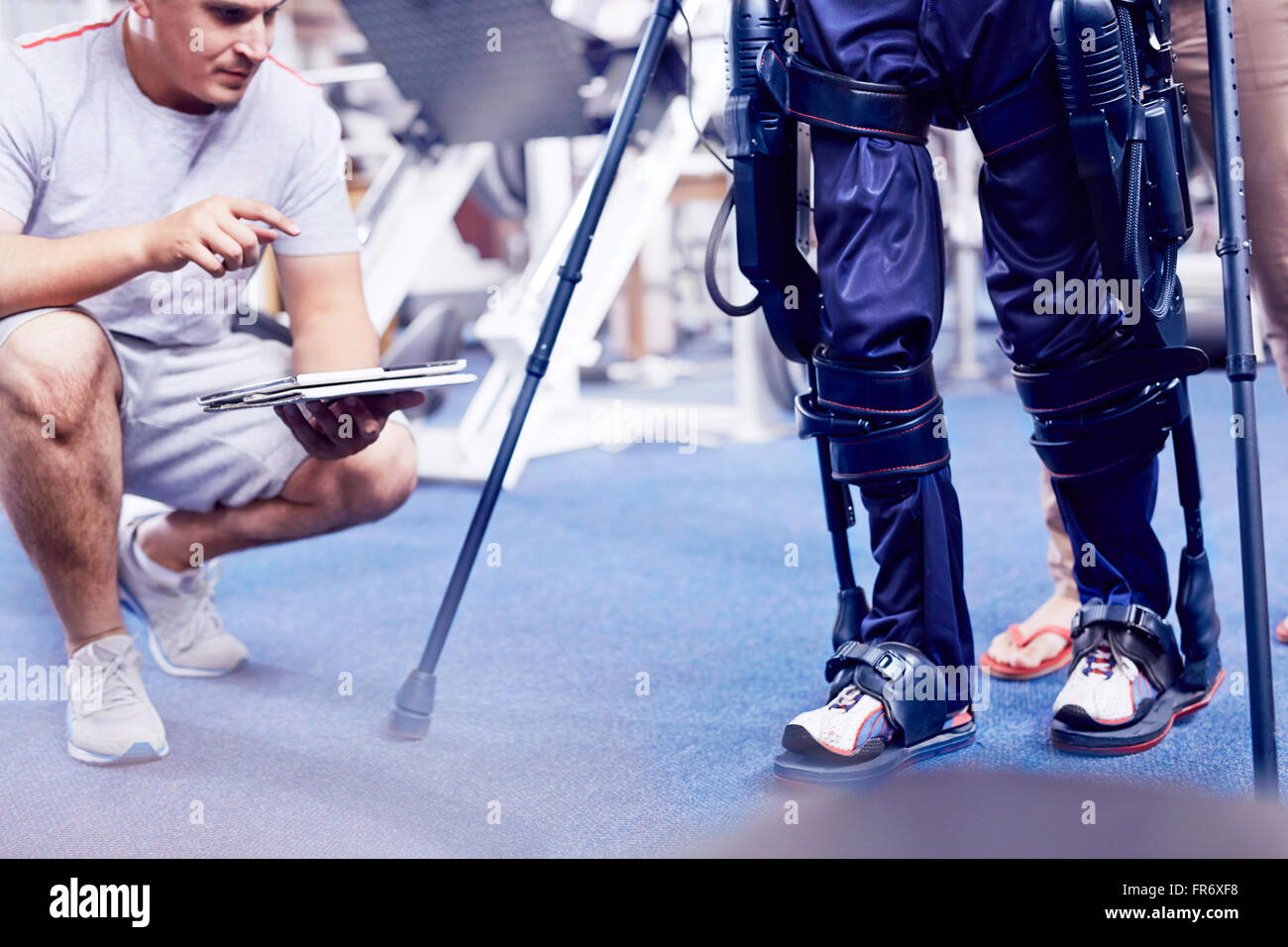 Thérapeute physique en regardant l'homme à pied Banque D'Images
