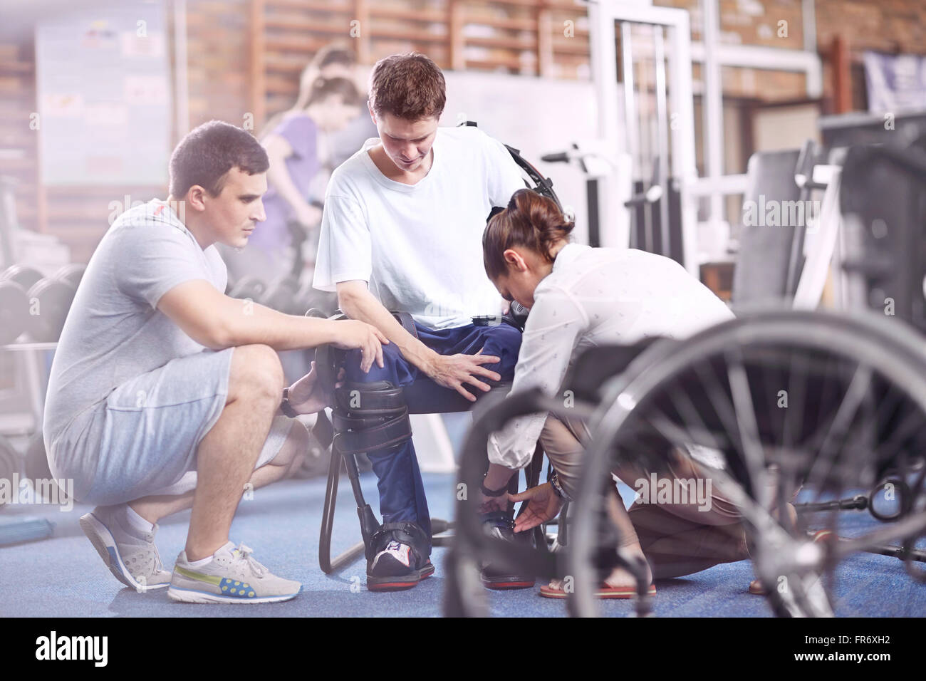 Les thérapeutes physiques de l'équipement de fixation à l'homme Banque D'Images