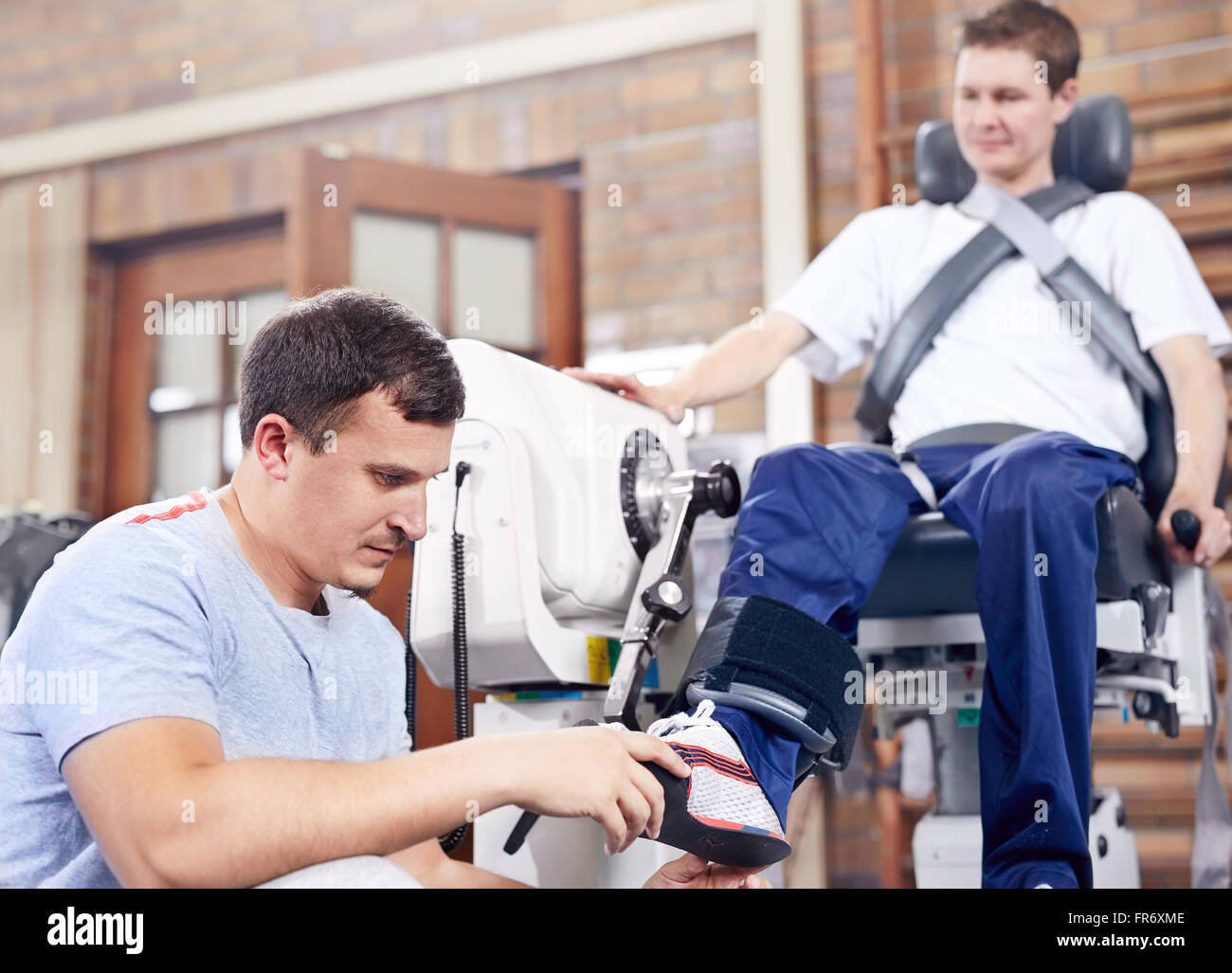 La thérapie physique contrôle le pied de l'homme Banque D'Images