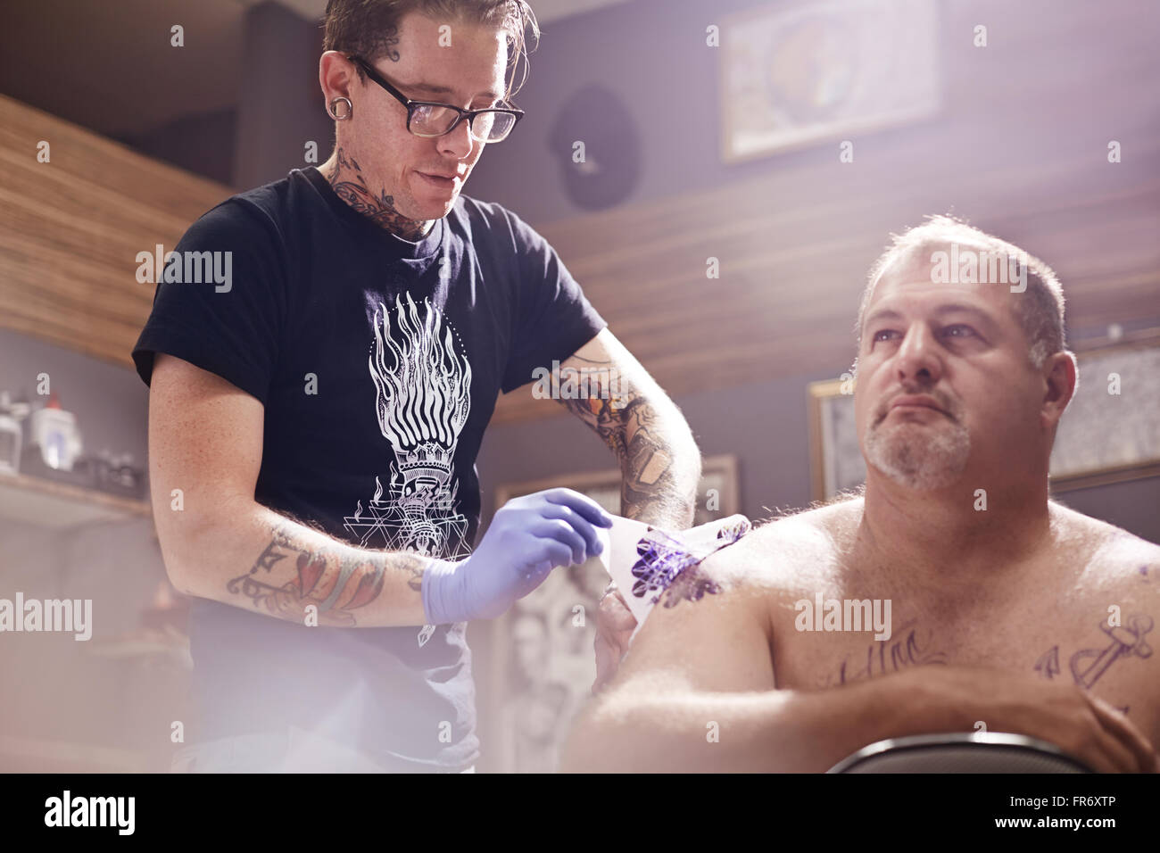 Tatoueur le tatouage de l'épaule de l'homme Banque D'Images