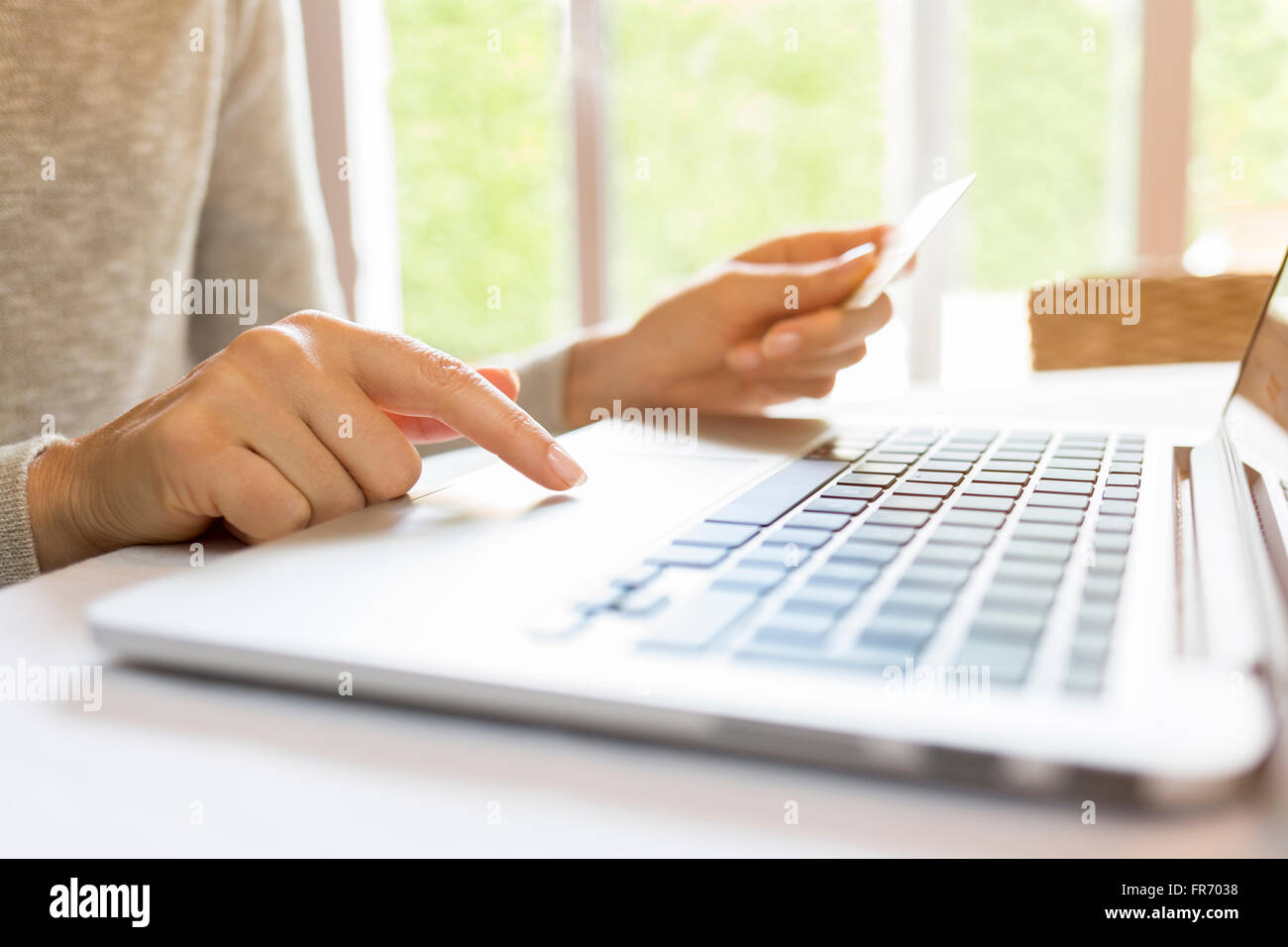 Femme au foyer à l'aide de carte de crédit et d'ordinateur portable. Les achats en ligne Banque D'Images