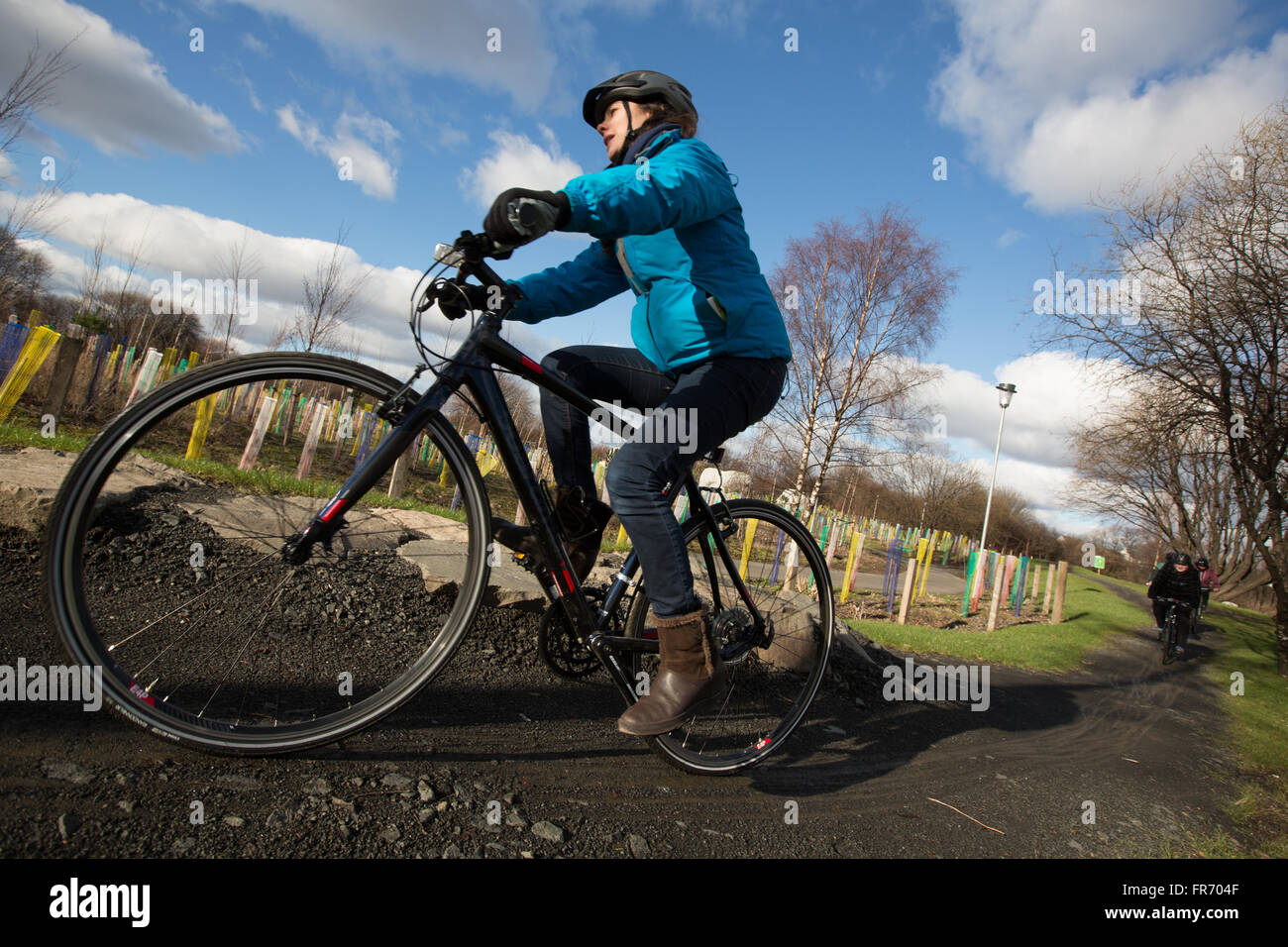 Les cyclistes à l'aide d'Cuningar Loop Woodland Park, dans la région de Rutherglen, Glasgow, Ecosse Banque D'Images